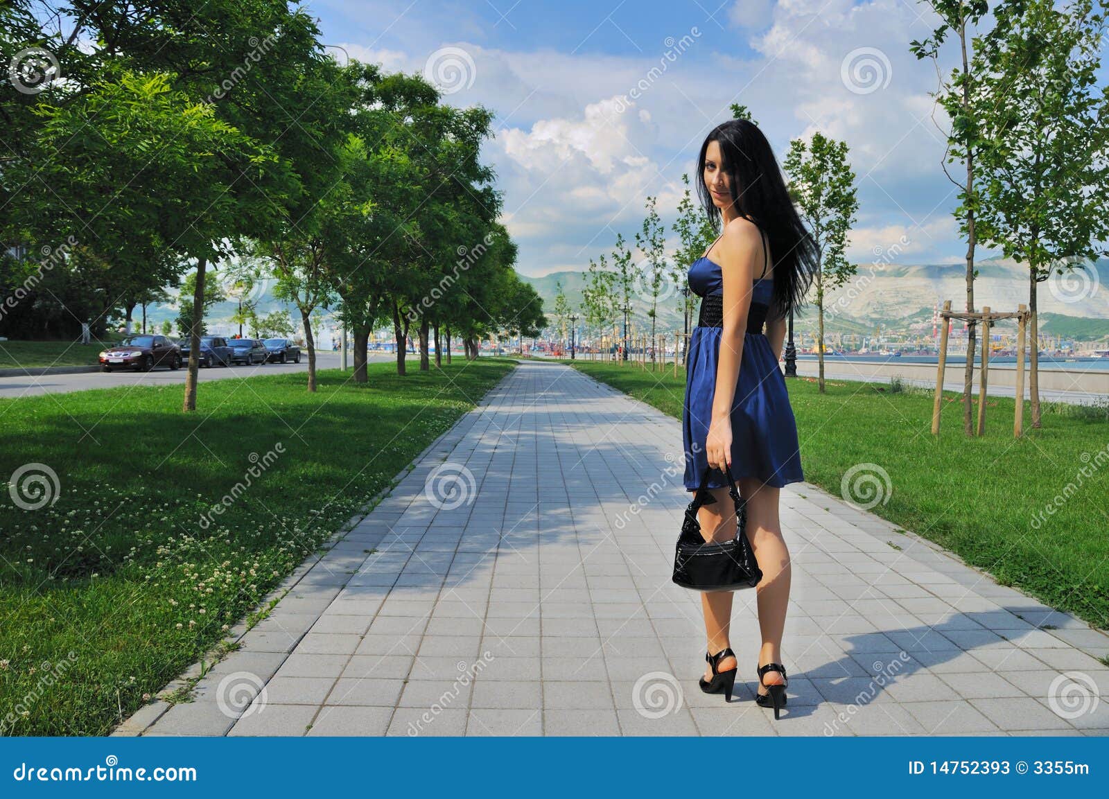 фото девушки брюнетки на улице