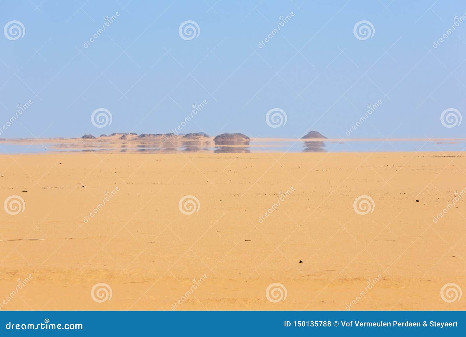 Looking at a Mirage in the Desert Stock Photo - Image of haze, landscape:  150135788