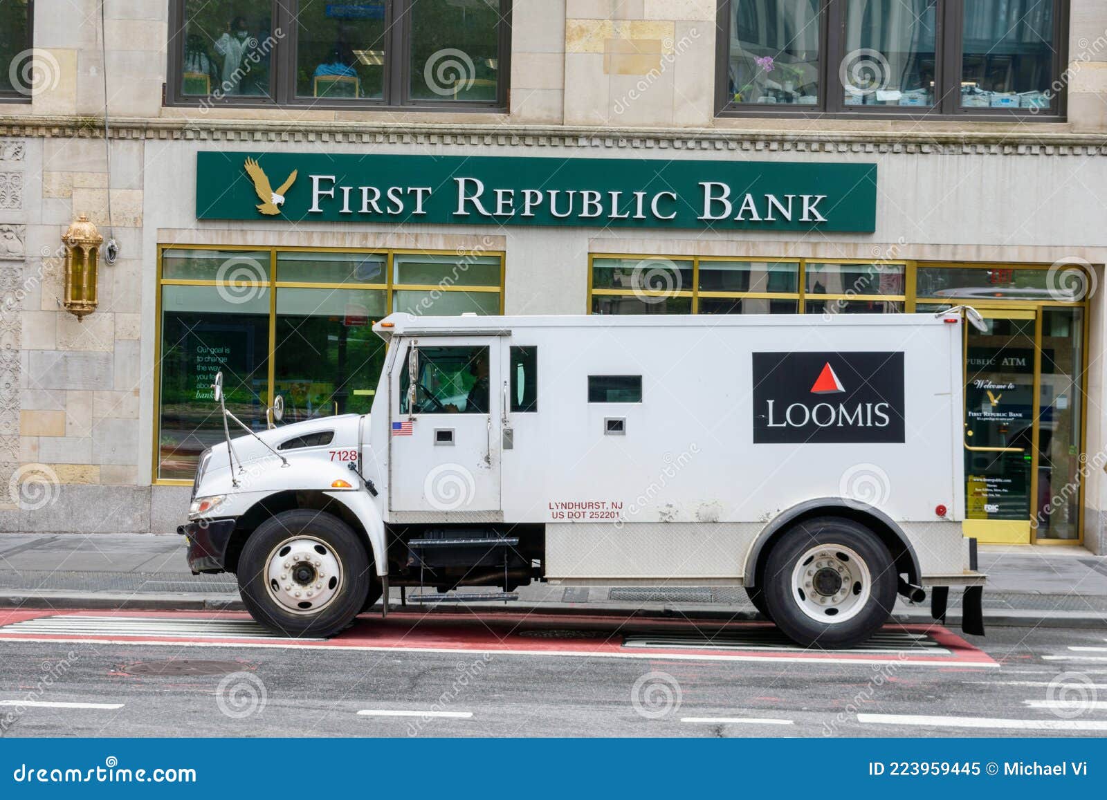 Loomis Armed Security Vehicle Parked at First Republic Bank. - Manhattan,  New York, USA - 2021 Editorial Image - Image of united, bank: 223959445