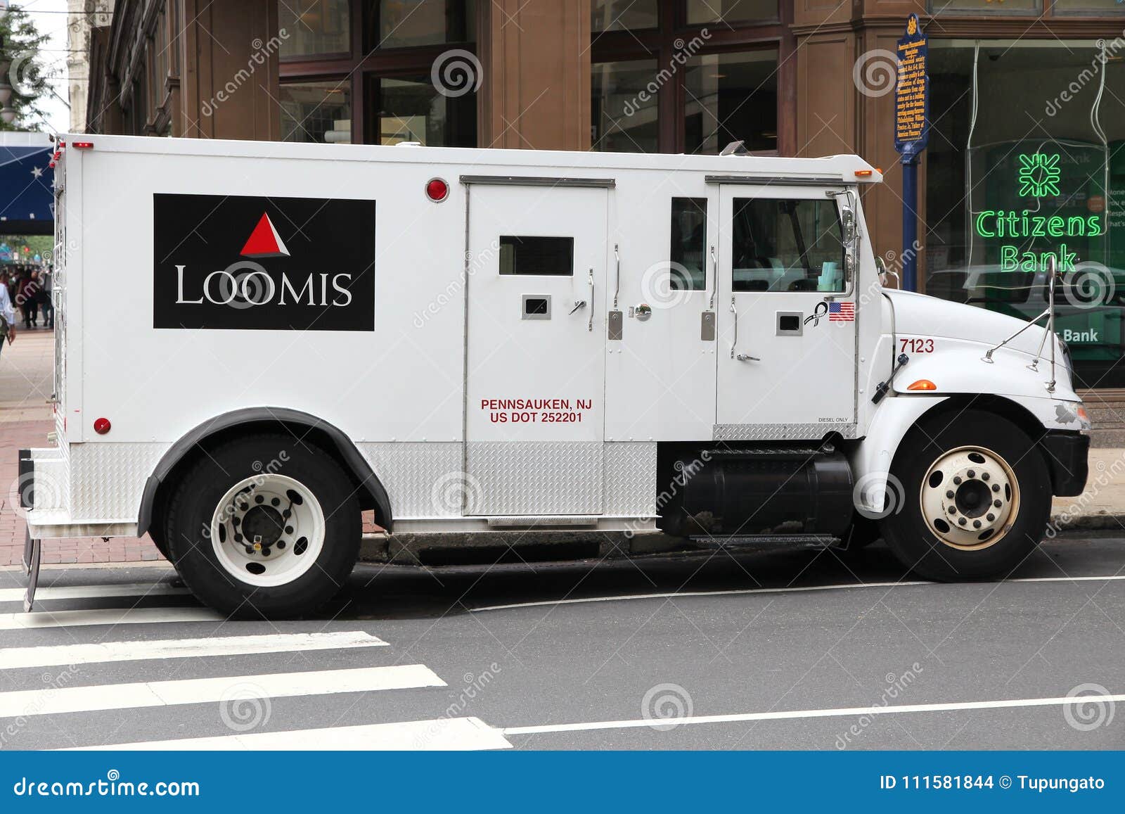 Loomis money truck editorial stock image. Image of freightliner - 111581844