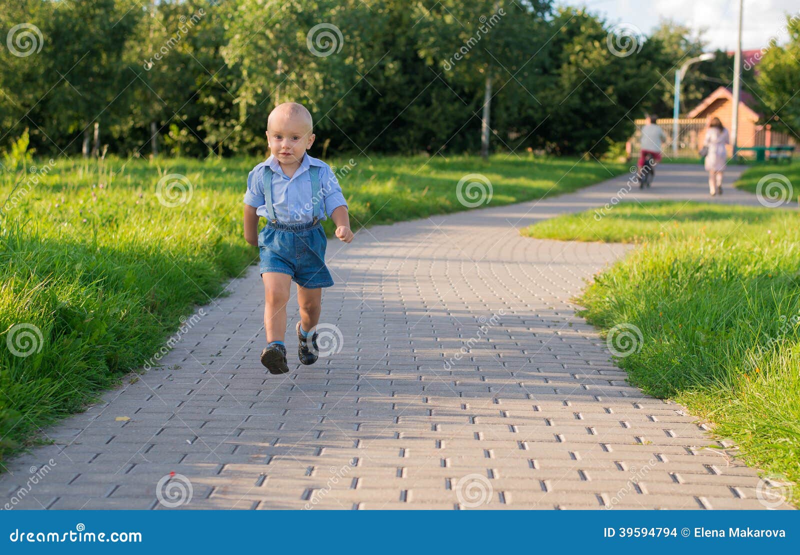 Gelukkig lopende jongen in het park