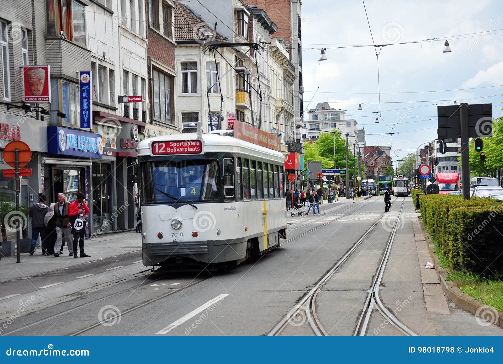 Lopende Trams Binnen De Stad in Van Antwerpen Redactionele Stock Foto