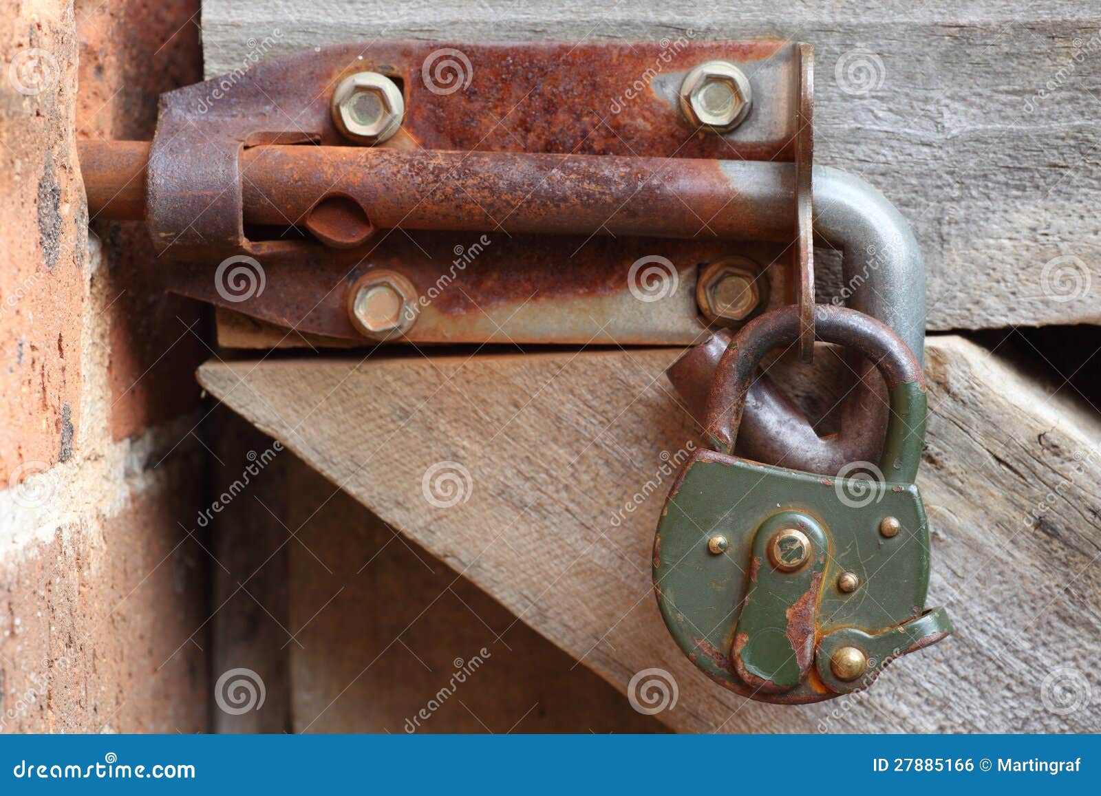 https://thumbs.dreamstime.com/z/loquet-rouill%C3%A9-avec-le-cadenas-27885166.jpg