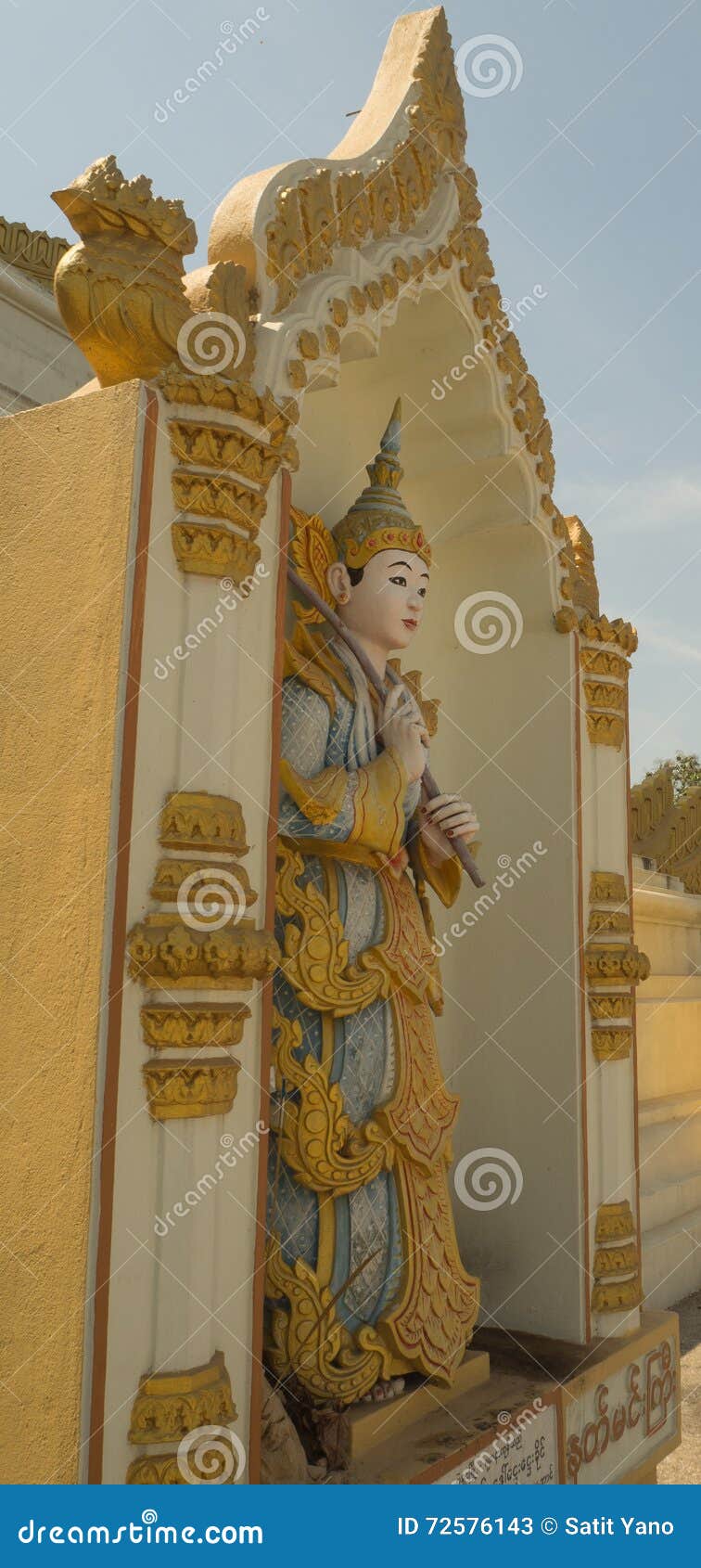 Lord Buddha o divinità. Lord Buddha o le divinità nella posizione del Myanmar Birmania visita