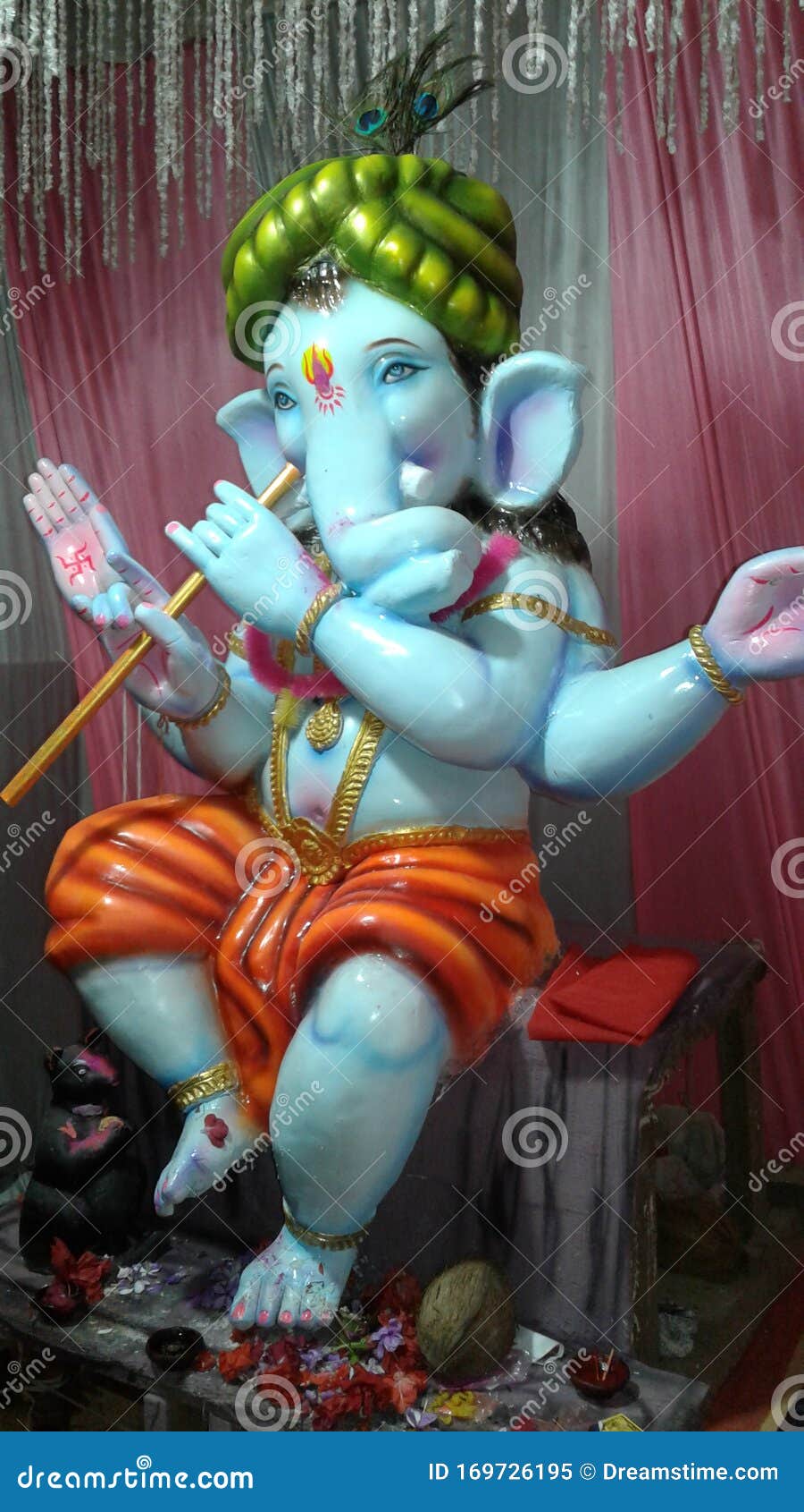 LORD GANESHA with FLUTE PLAYING Editorial Image - Image of mukut ...
