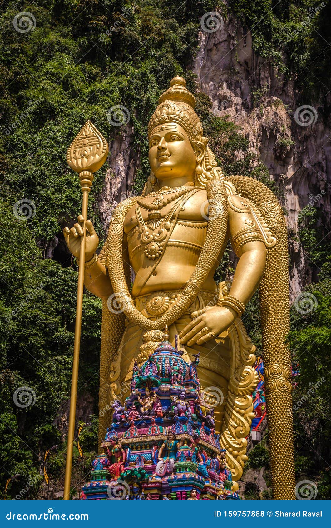 Premium Photo | Statue of hindu god murugan at batu cave in kuala lumpur in  malaysia