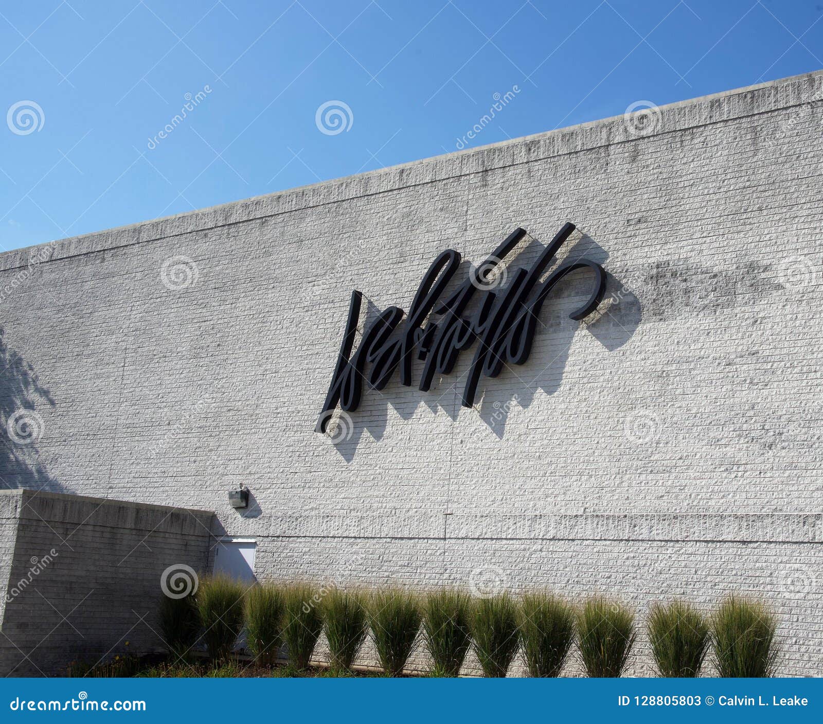 Lord and Taylor Clothing Store at Woodfield Mall Editorial Stock Photo -  Image of city, america: 128805803