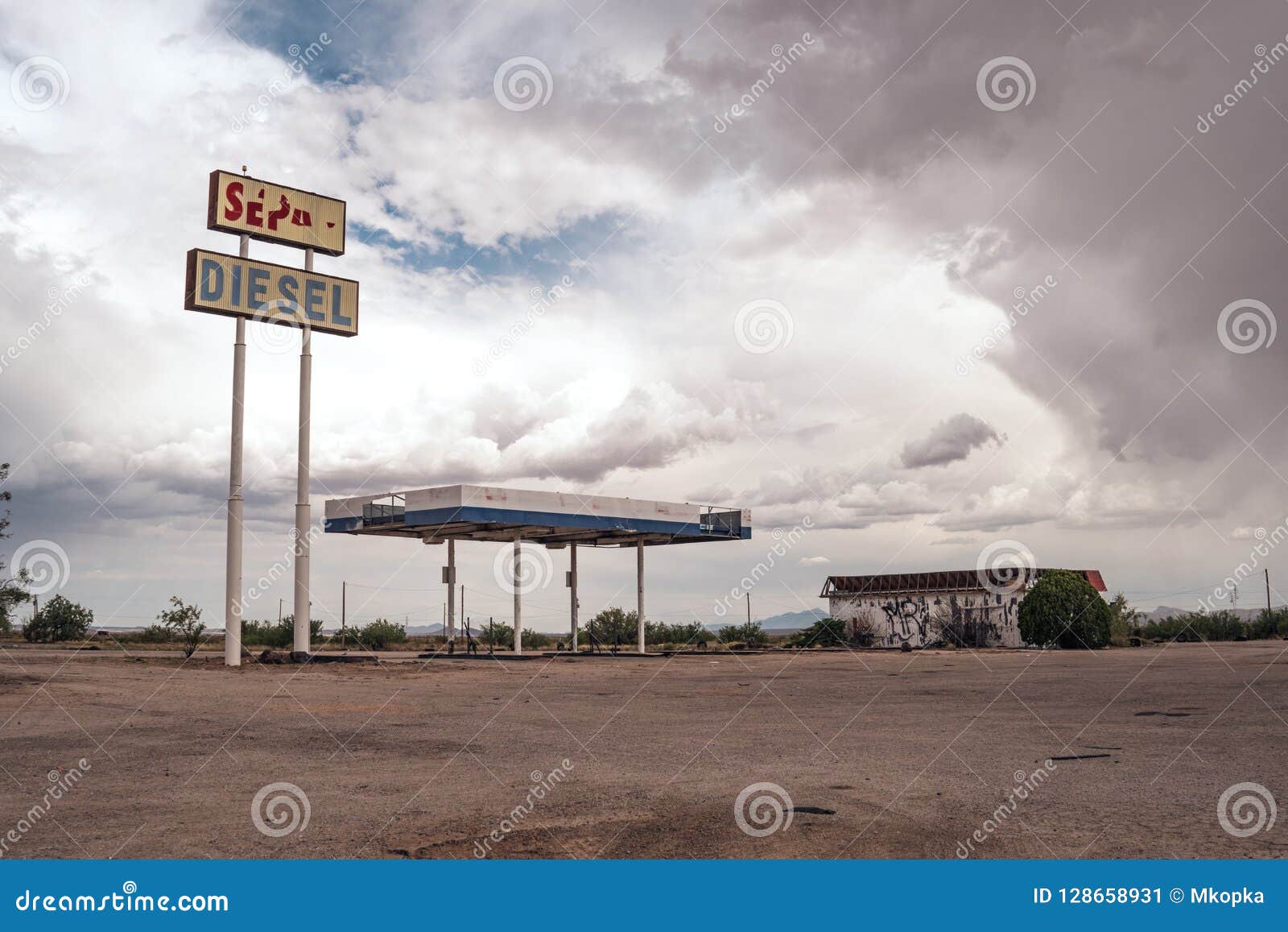 Abandoned Gas Station In The New Mexico Desert Editorial Photo Image