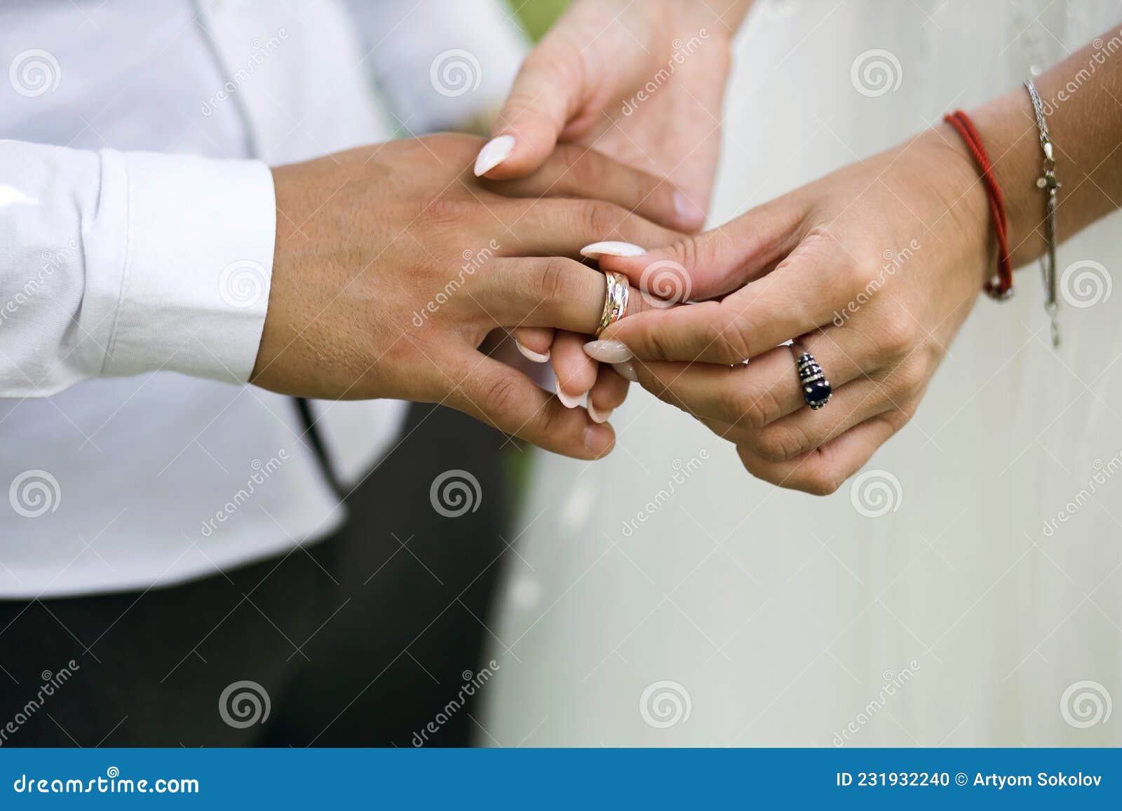 Mains De Mariage Avec Des Anneaux. Birde Porte L'anneau Sur Le