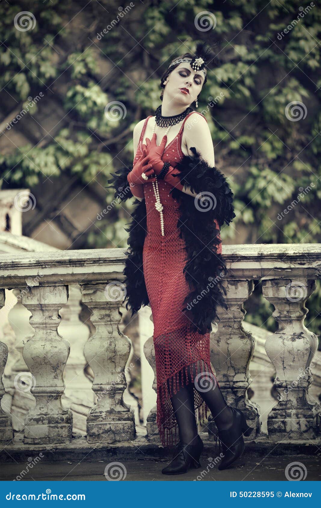 poco claro oportunidad Analista Los Años 20 Retros De La Mujer - Los Años 30 En Vestido Rojo Imagen de  archivo - Imagen de costura, antigüedad: 50228595