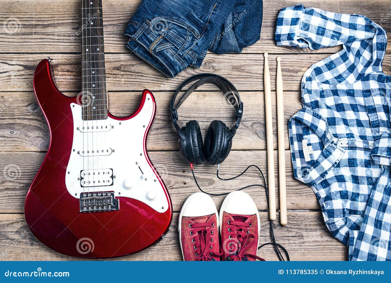 Los Accesorios De Una Estrella Del Rock: Guitarra Eléctrica, Palillos, Clo  Imagen de archivo - Imagen de azul, eléctrico: 113785335