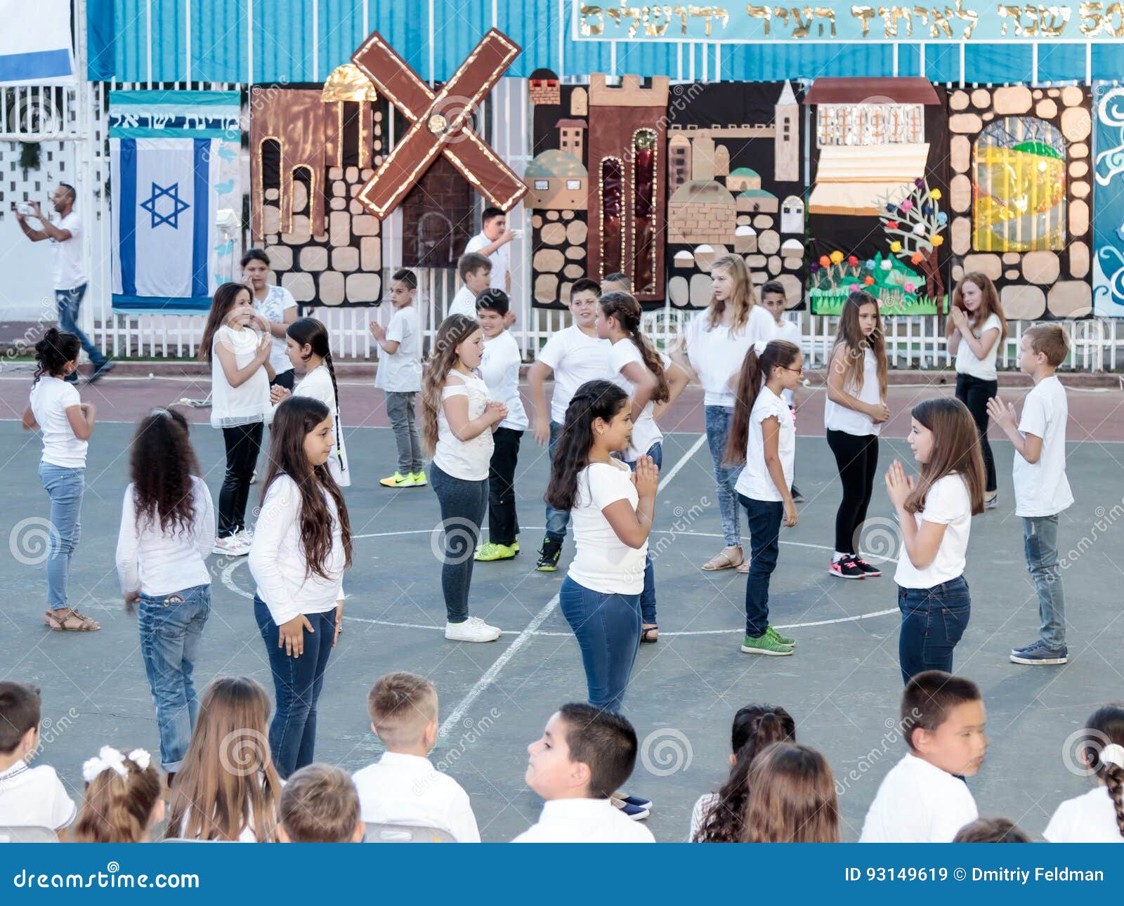 Nahariya, Israel, el 24 de mayo de 2017: Los alumnos de la escuela Katzenelson celebran 50 años de unificación de la ciudad de Jerusalén en el patio de la escuela en Nahatiya, Israel