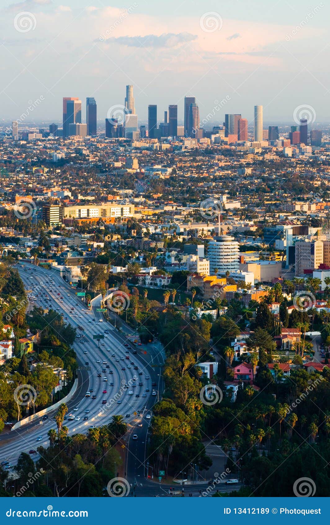 Los Angeles Au Coucher Du Soleil Image stock Image du bureau