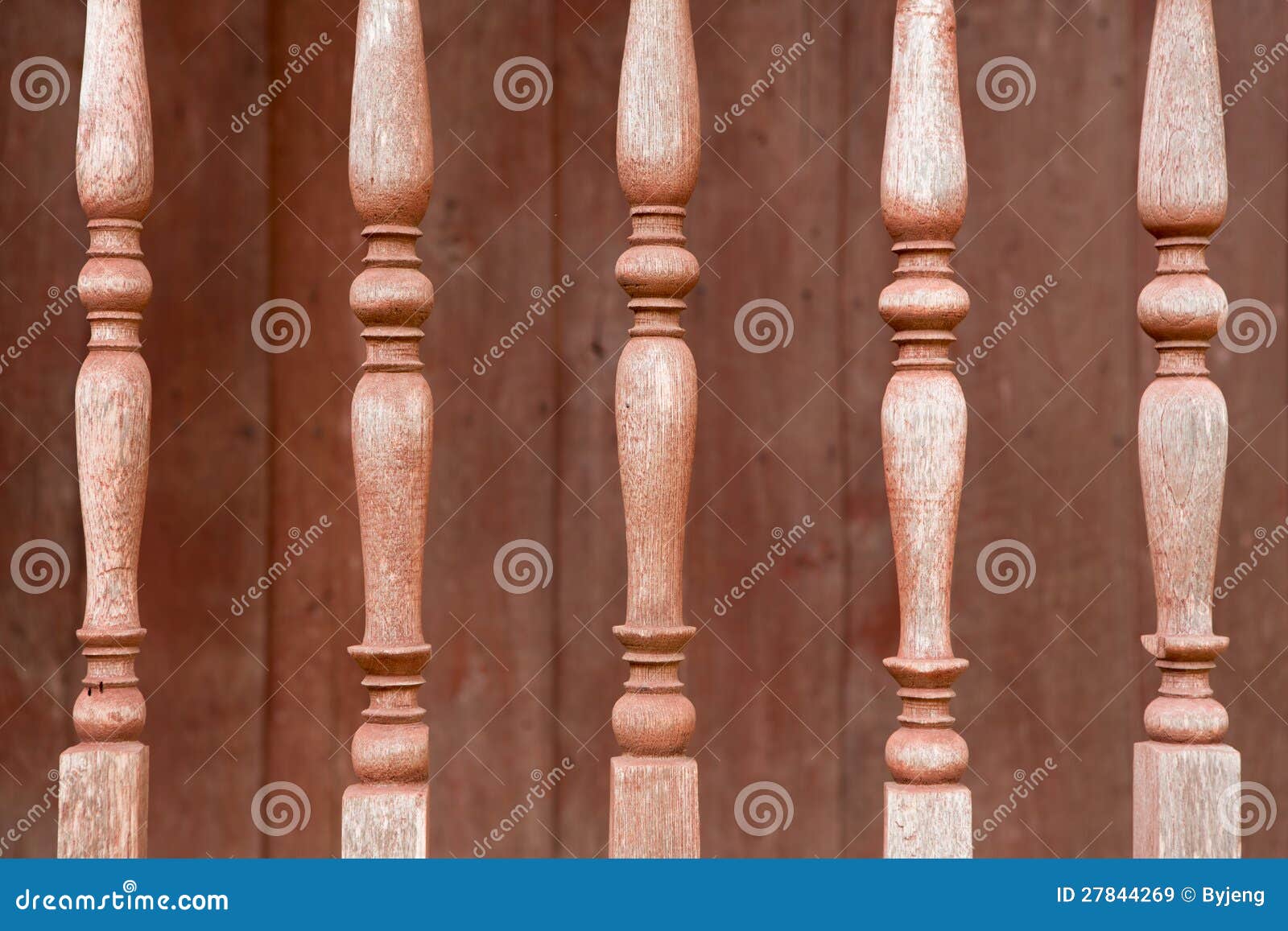 Los Balaustres De Madera Viejos Imagen de archivo - Imagen de madera,  tallado: 27844269