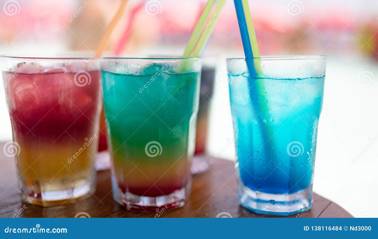 Los Cócteles Exóticos De Las Bebidas Del Verano Sirvieron Playa De La Falta  De Definición Como Fondo Foto de archivo - Imagen de azul, cubos: 138116484