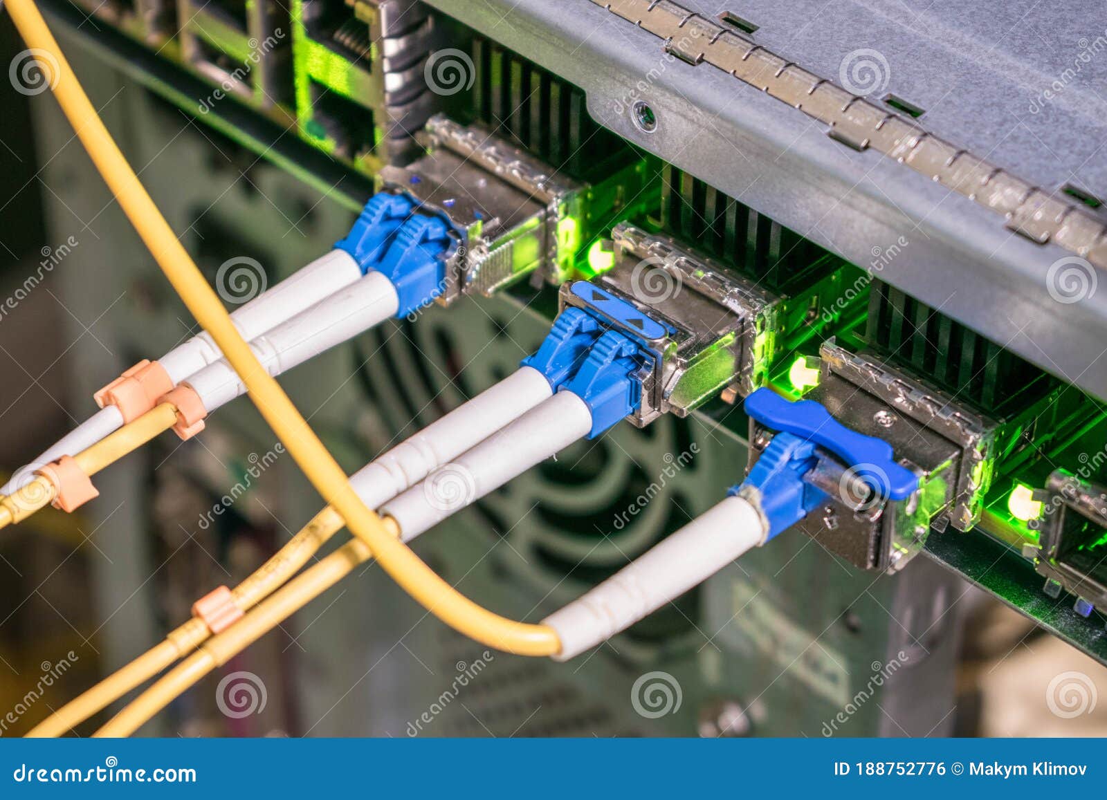 Los Cables De Fibra óptica Están Conectados a Las Interfaces