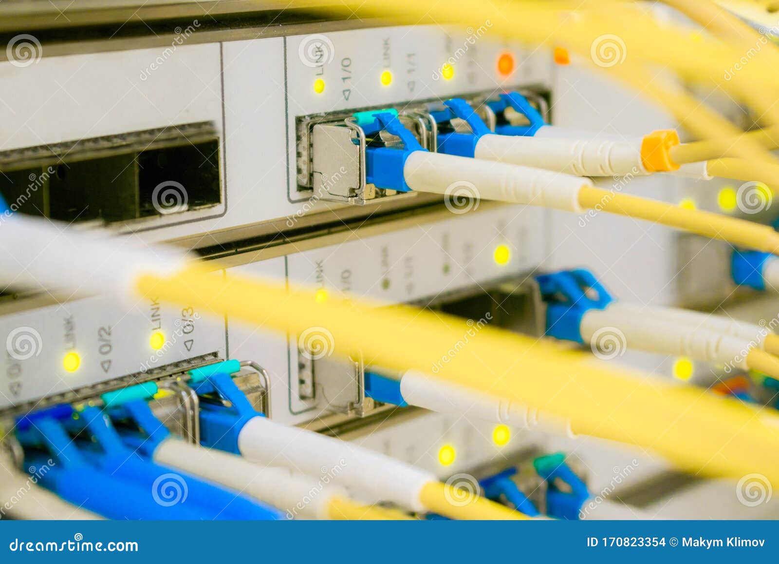 Los Cables De Internet Amarillos Están Conectados a Las Interfaces Del  Router Central Hay Muchas Tarjetas De Revisión ópticas En Foto de archivo -  Imagen de rebajadora, broadband: 170823354