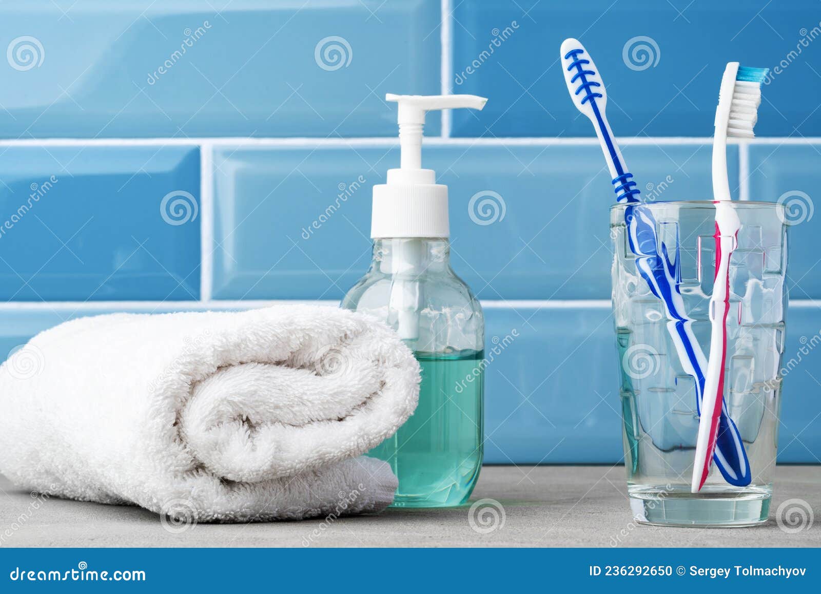 Los Cepillos De Dientes En Un Vaso En El Baño Azul. Foto de archivo -  Imagen de objeto, cuidado: 236292650