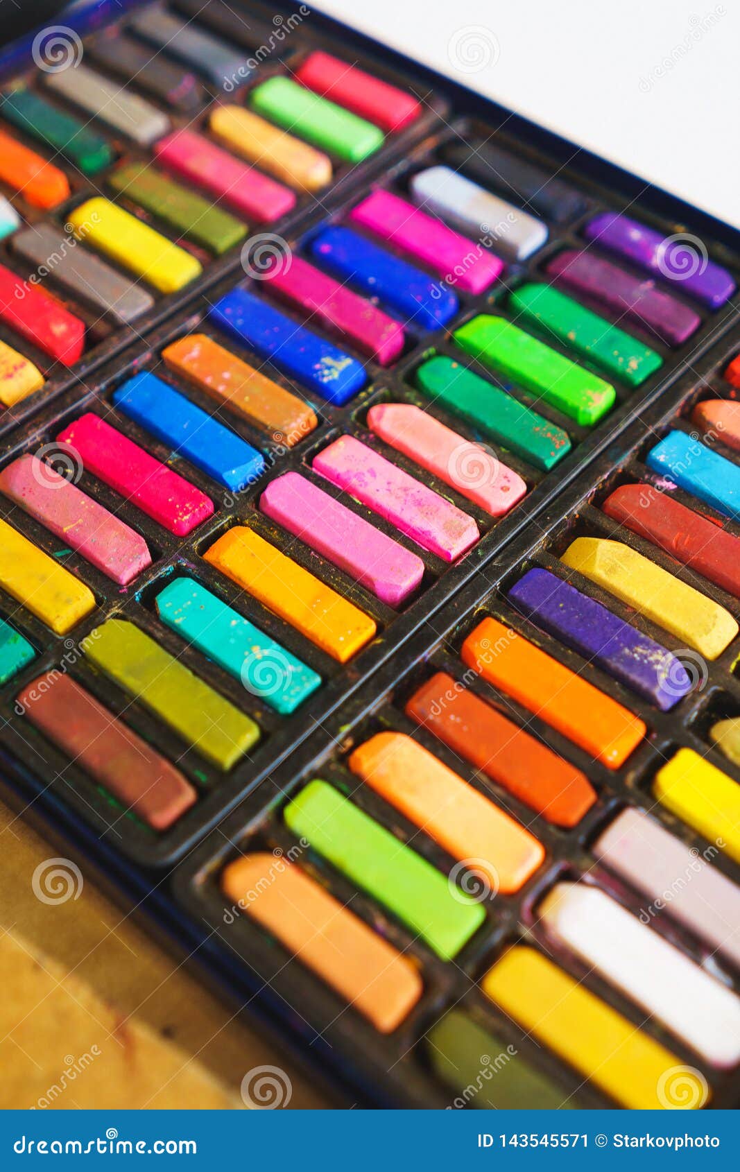 Los Creyones En Colores Pastel Pintan La Caja Especial De La Paleta  Accesorios Y Herramientas Del Artista Para Dibujar Imagen de archivo -  Imagen de tiza, color: 143545571