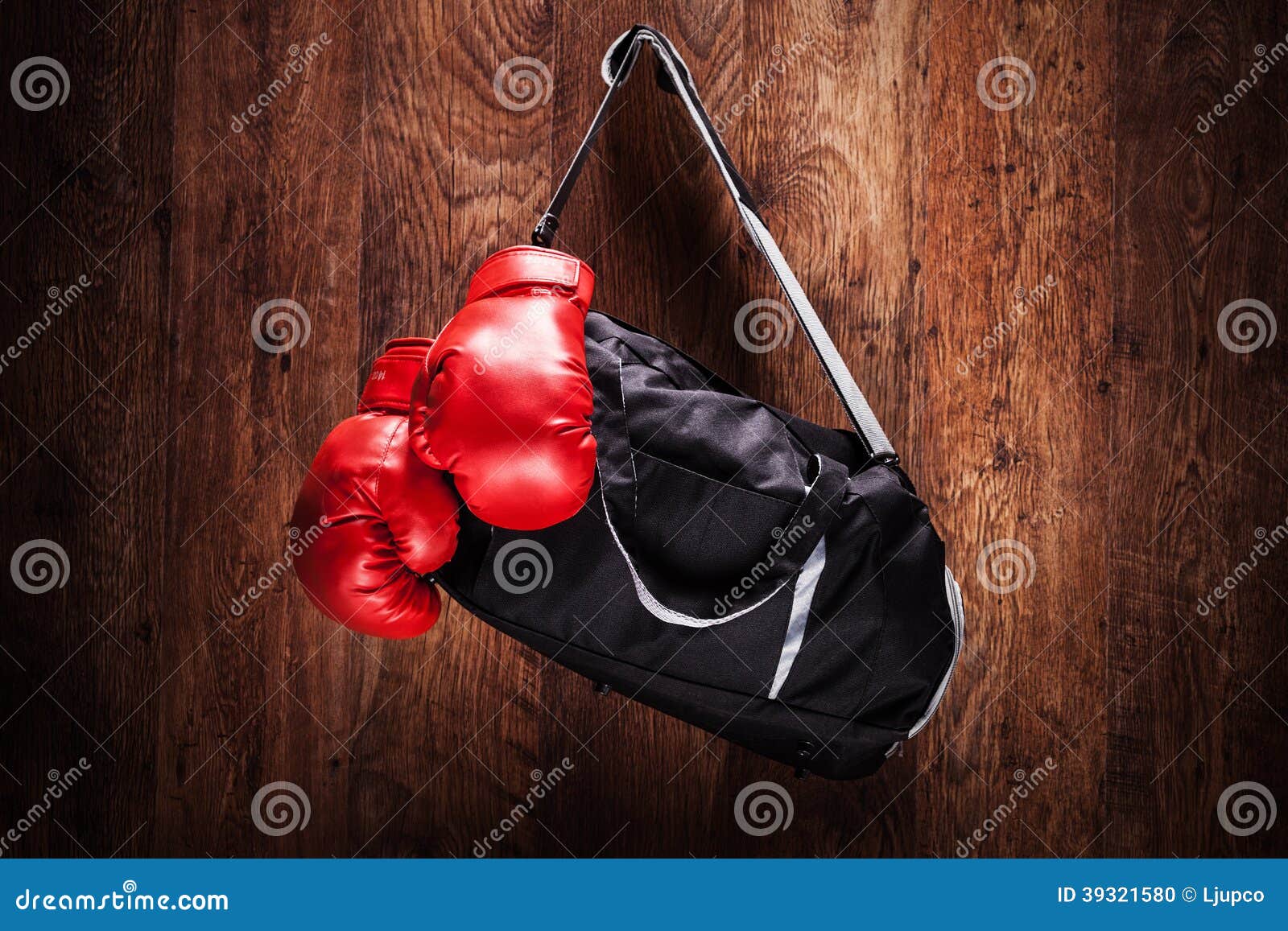 Los Deportes Empaquetan Y Los Guantes De Boxeo Que Cuelgan En Una Pared  Foto de archivo - Imagen de sportswear, pared: 39321580