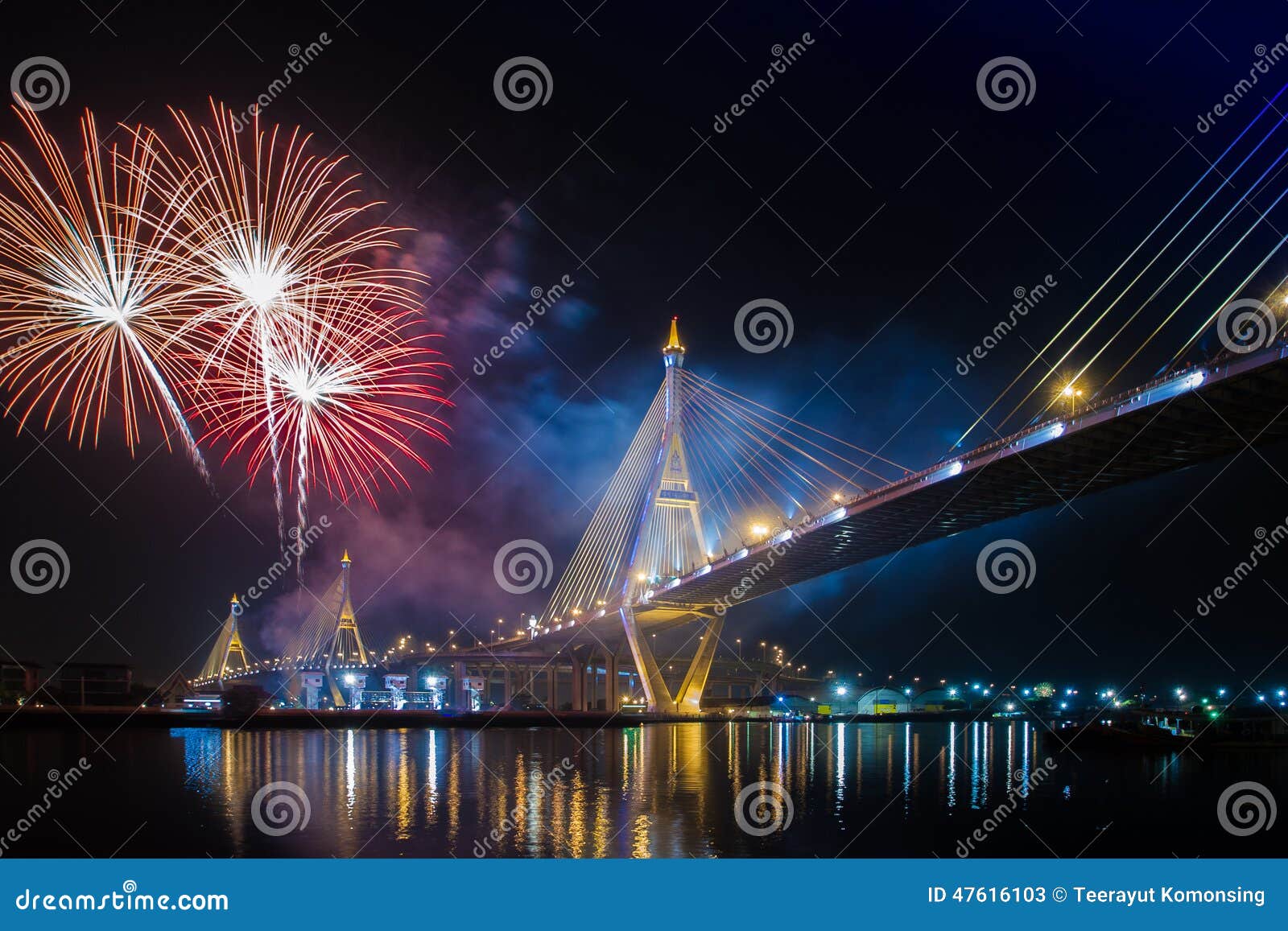 Los fuegos artificiales en Tailandia viven de largo el rey. Fuegos artificiales azules de Bangkok del mar del barco ligero de Tailandia