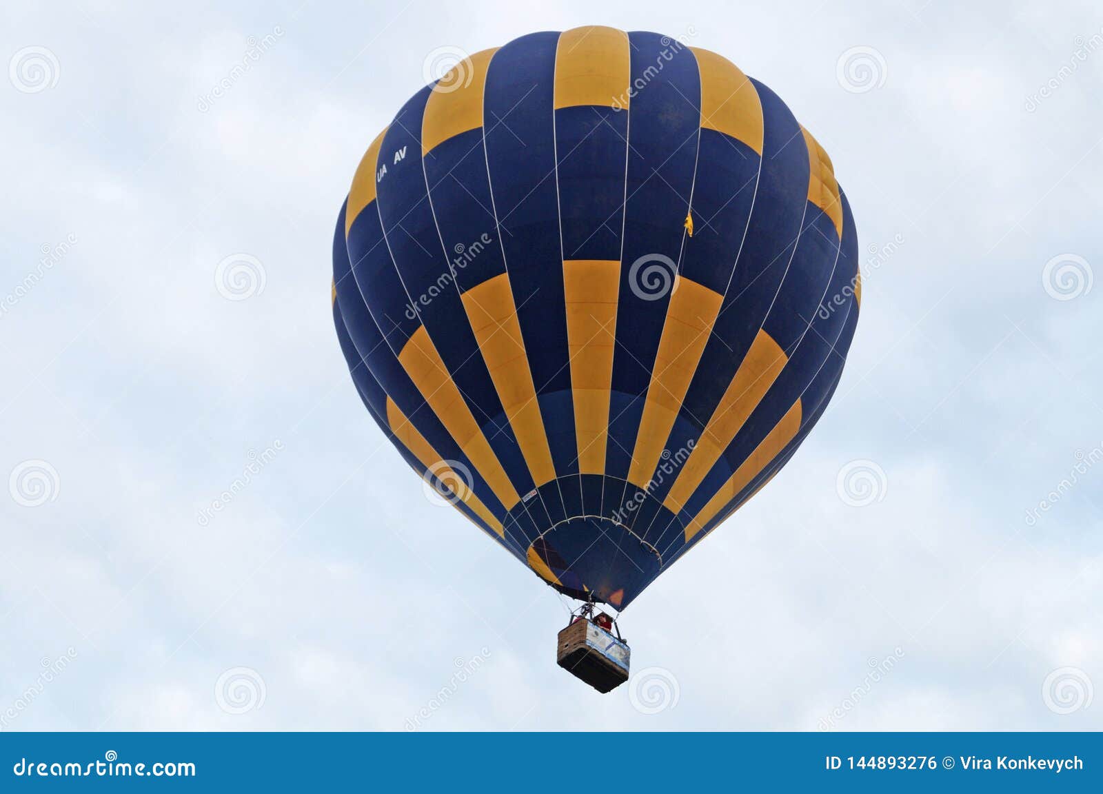 Muchos globos blancos volando por el cielo con arboles Stock Photo