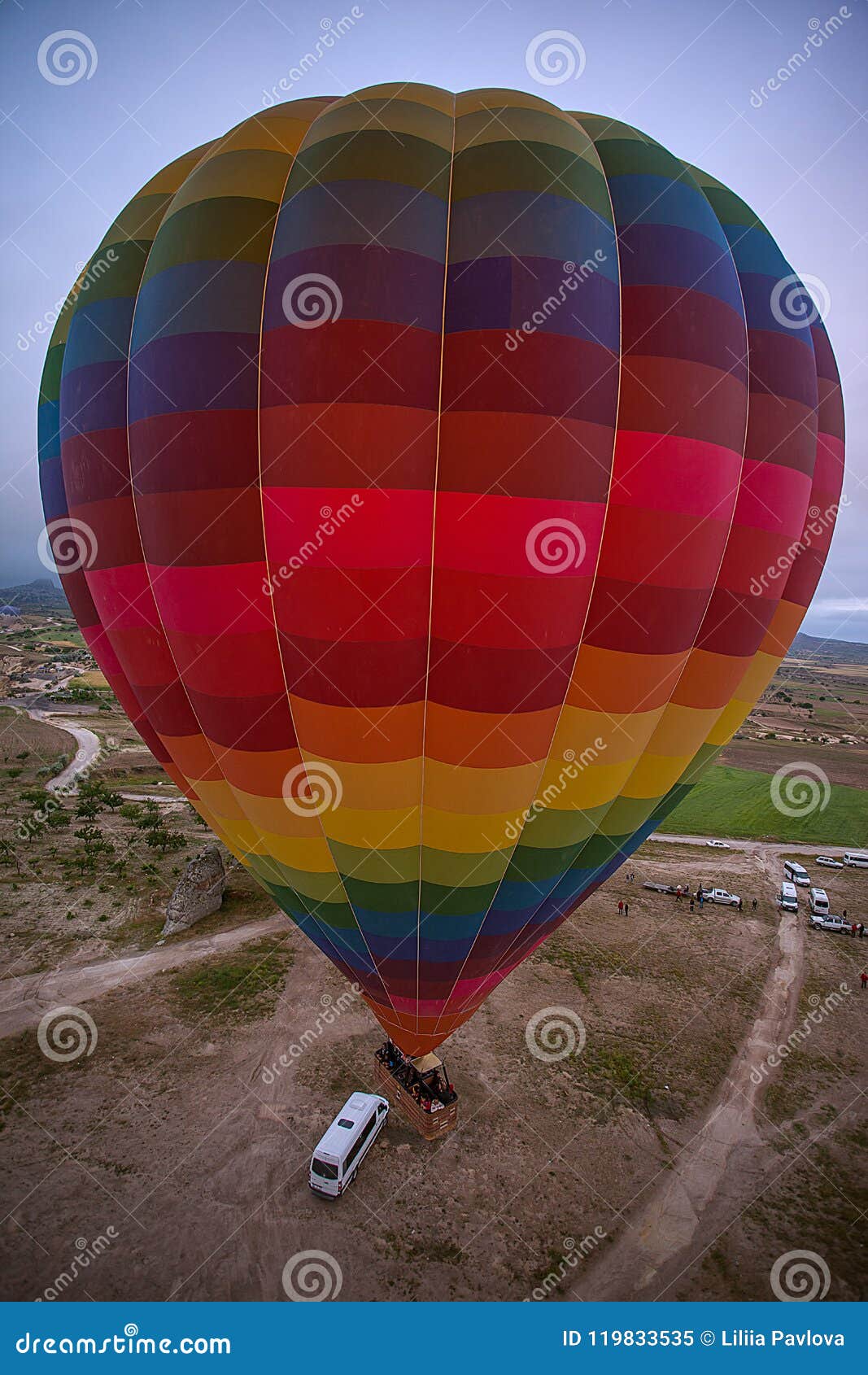 Los Globos Grandes Vuelan Sobre Las Montañas En Cappadocia Imagen de  archivo - Imagen de grande, extremo: 119833535