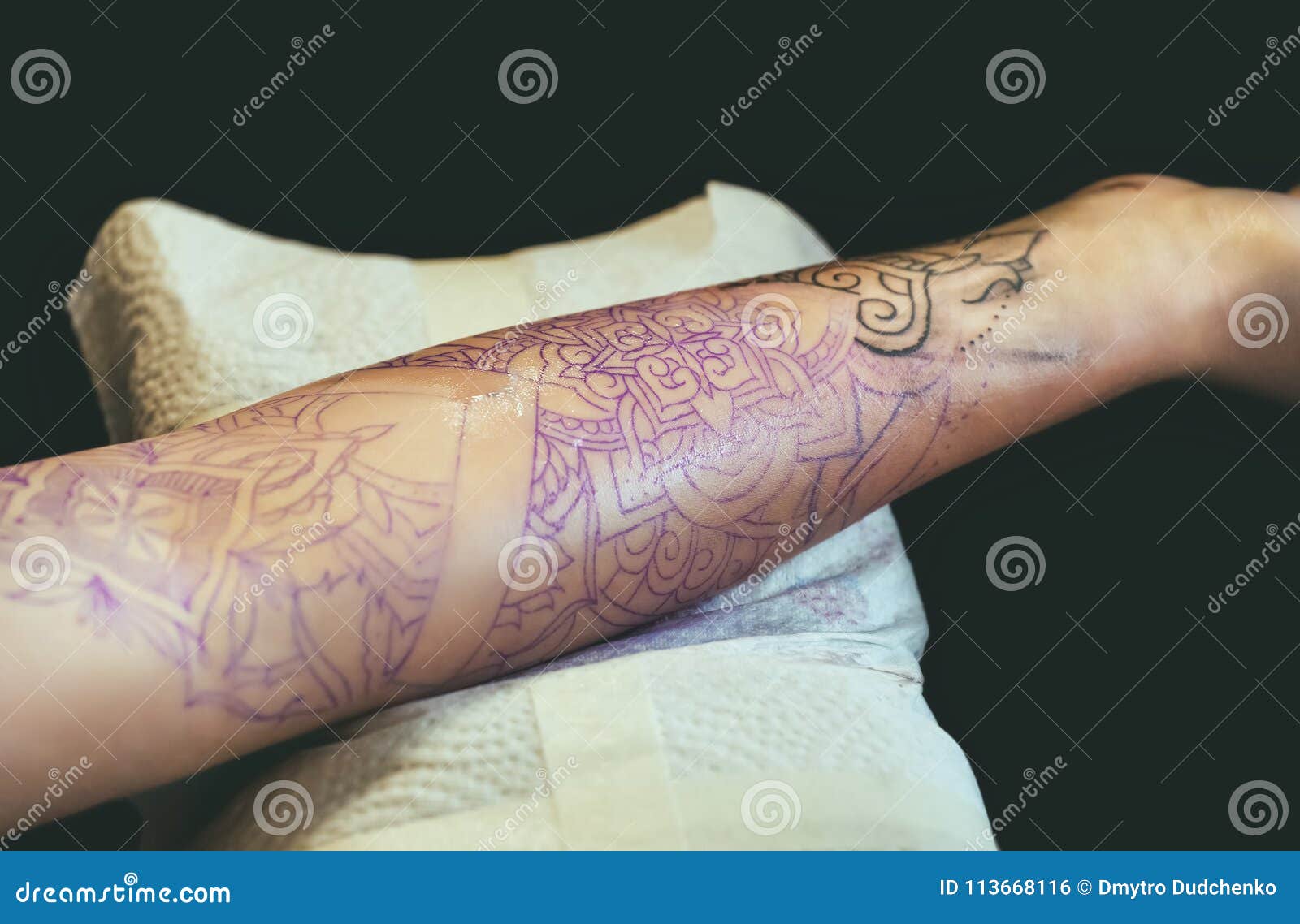 Los Guantes Protectores Principales Del Tatuaje Hacen Un Tatuaje En Tinta  Negra En La Mano Foto de archivo - Imagen de mano, cultura: 113668116