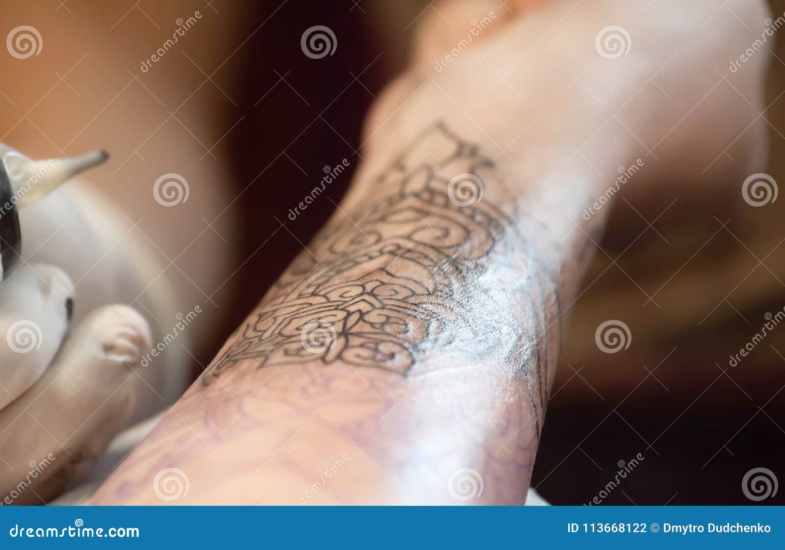 Los Guantes Protectores Principales Del Tatuaje Hacen Un Tatuaje En Tinta  Negra En La Mano Imagen de archivo - Imagen de profesional, haga: 113668057