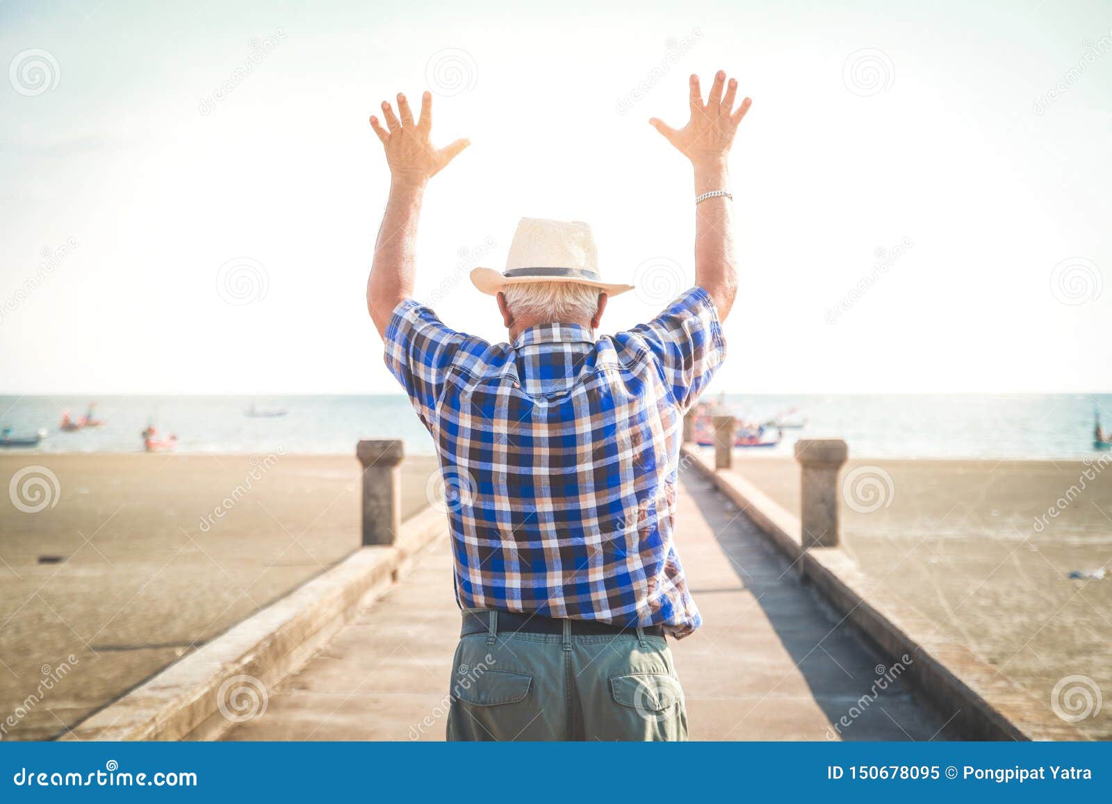 Los Hombres Mayores Viajan A La Playa Para Relajarse Imagen De Archivo Imagen De Hombres Mayores
