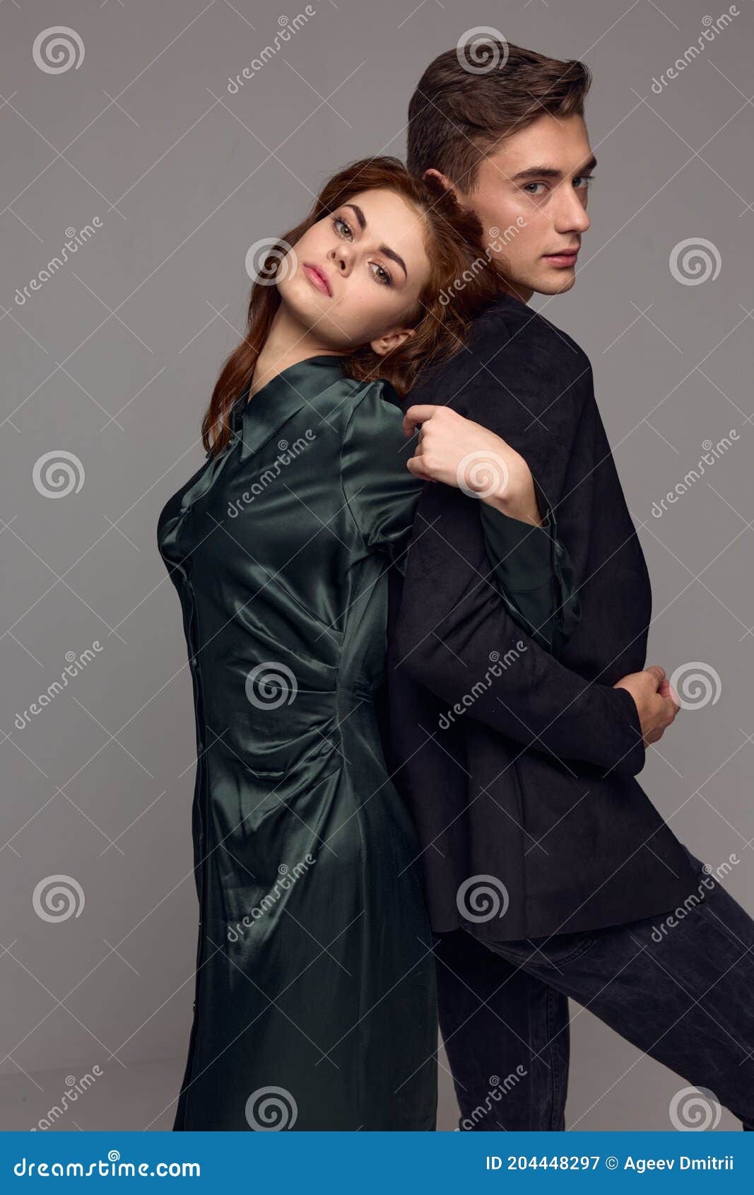 Los Hombres Y Las Mujeres Con Vestidos Bonitos Se Colocan a Sus Espaldas Los Unos a Los Otros Imagen de archivo - Imagen de modelado, feliz: 204448297 Los Hombres Y Las Mujeres Con Vestidos Bonitos Se Colocan a Sus Espaldas Los Unos a Los Otros Imagen de archivo - Imagen de modelado, feliz: 204448297