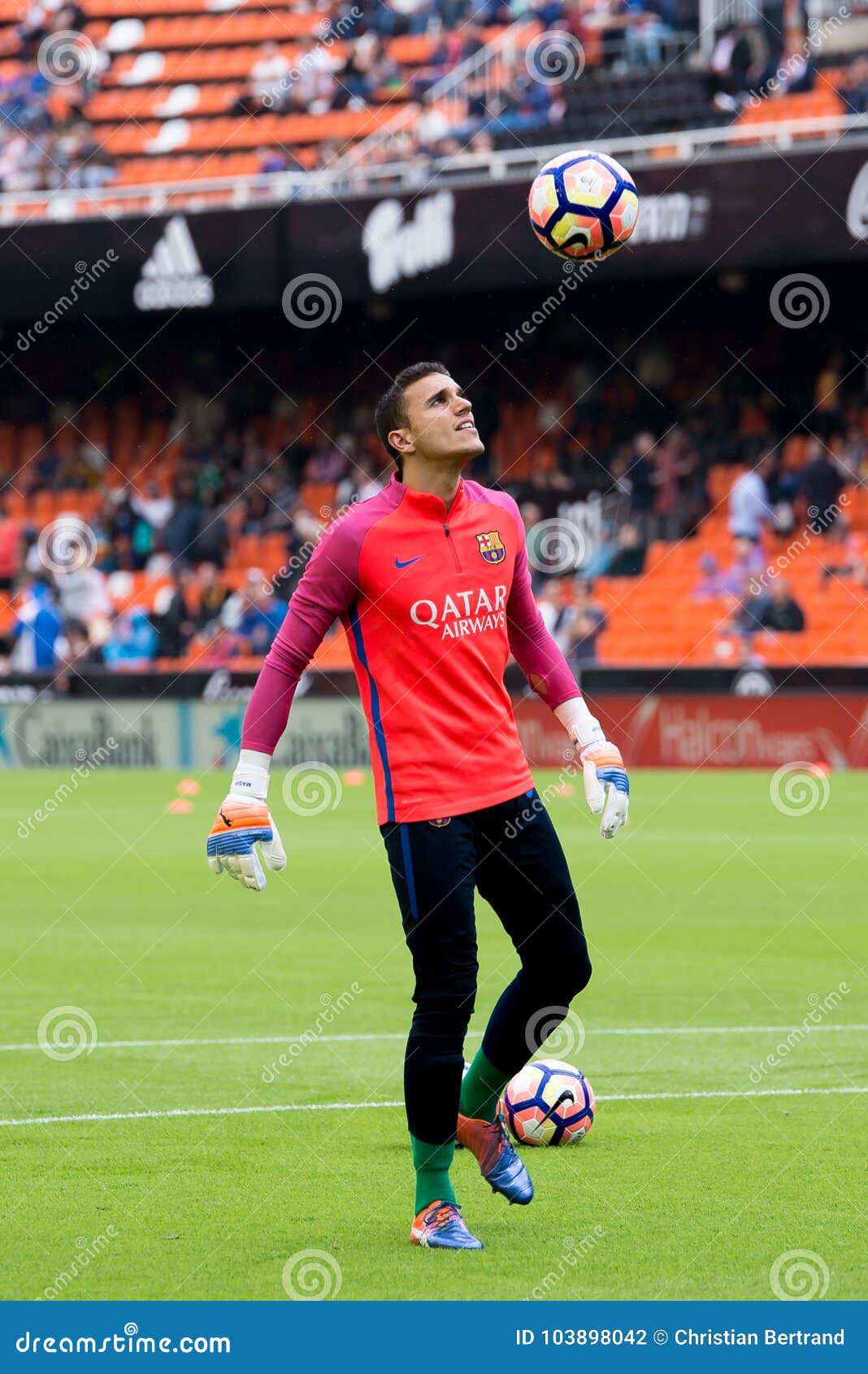 Los Juegos De Masip En El Liga Hacen Juego Entre El Valencia CF El FC Barcelona En Mestalla Fotografía editorial - Imagen de estadio, barcelona: 103898042