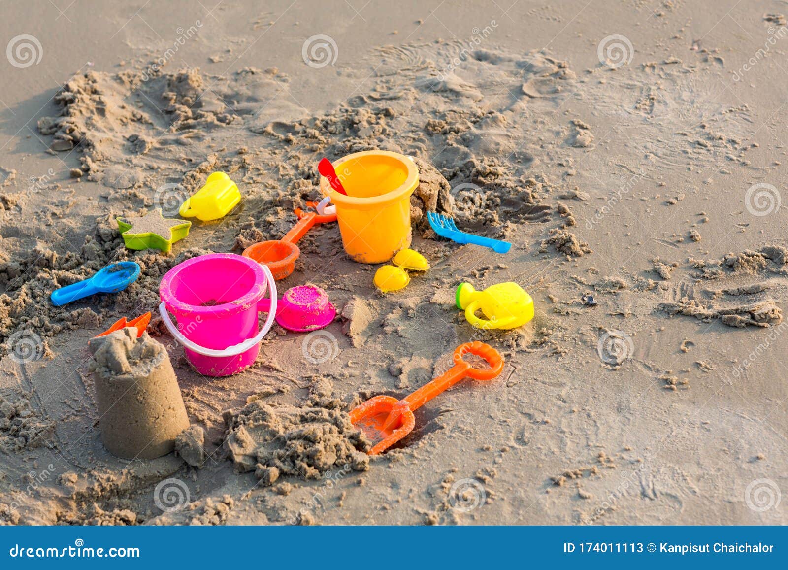 Disfraz Cusco Engañoso Los Juguetes De Plástico De La Arena En La Arena. Los Juguetes De Los Niños En La Playa Tropical De Arena. Los Juguetes De Plástic Imagen de archivo - Imagen de juego, Disfraz Cusco Engañoso Los Juguetes De Plástico De La Arena En La Arena. Los Juguetes De Los Niños En La Playa Tropical De Arena. Los Juguetes De Plástic Imagen de archivo - Imagen de juego,