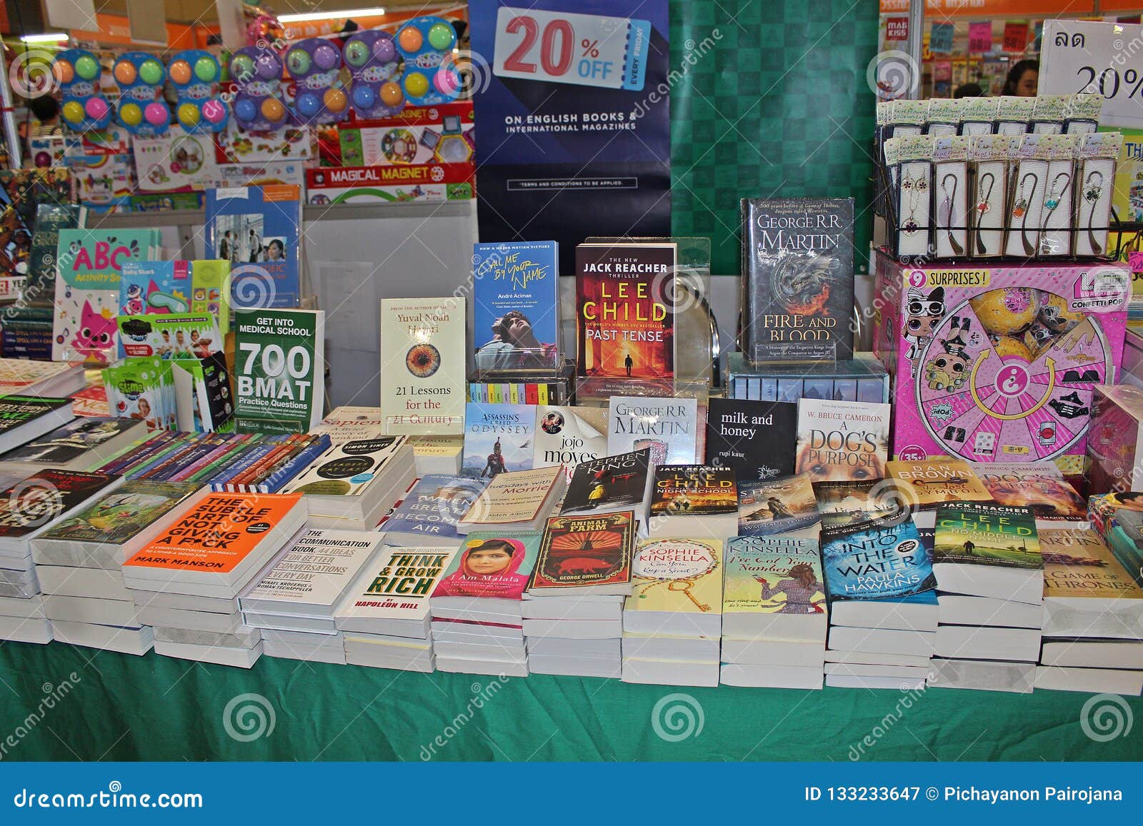 Los libros en venta fotografía editorial. Imagen de papel 133233647