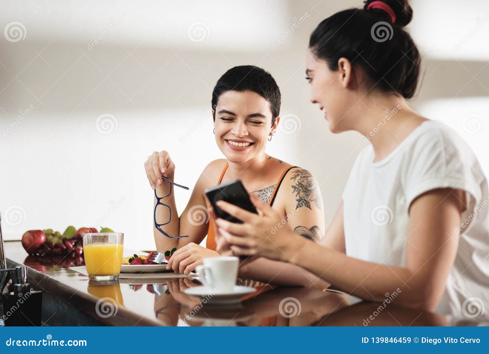 Los Mismos Socios De Lgbt Del Sexo Que Comen El Desayuno Y Que Miran Los Vídeos Imagen de archivo imagen