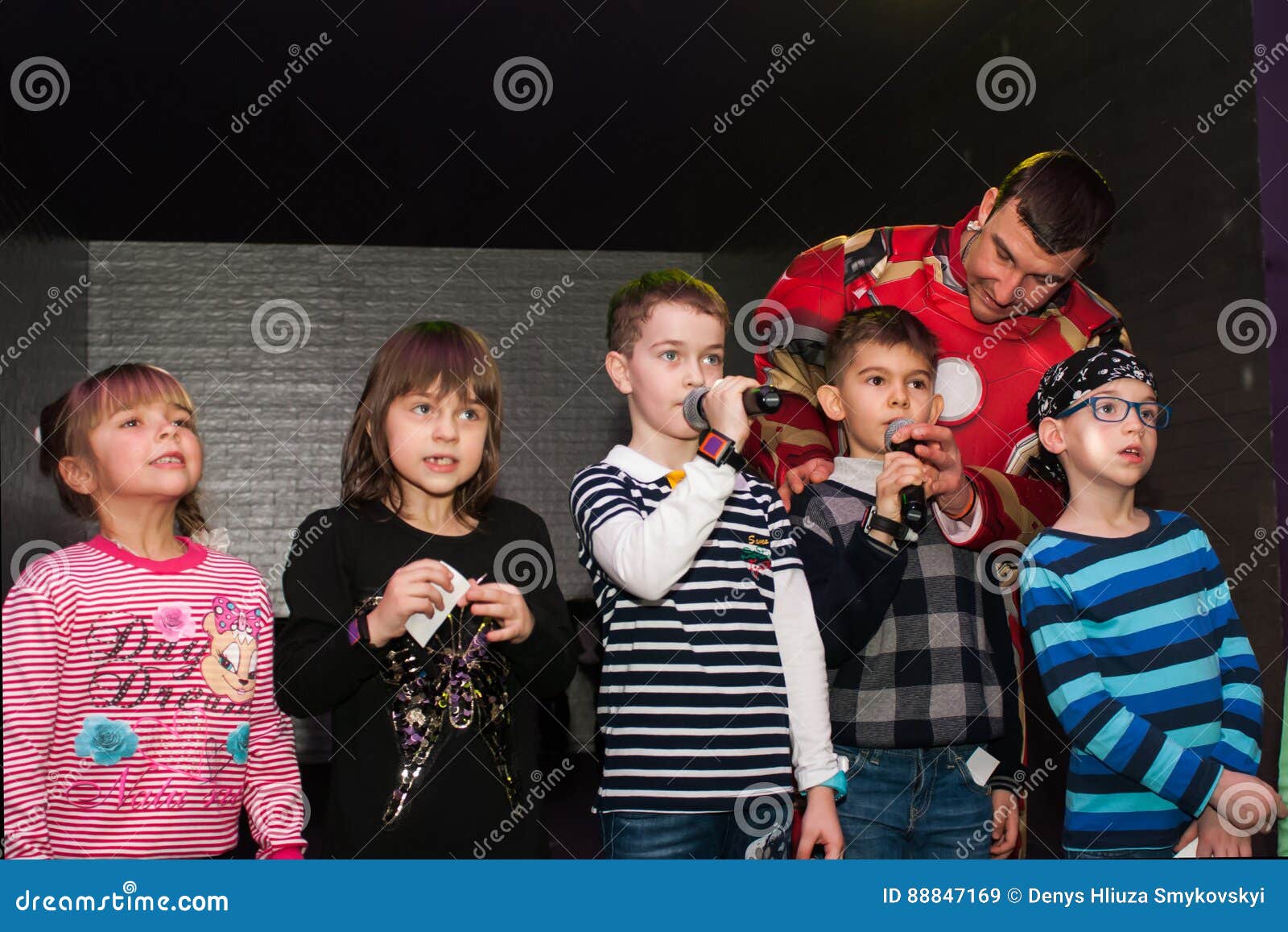 Los Niños Cantan En Karaoke Imagen de archivo editorial - Imagen de grupo,  cantante: 88847169