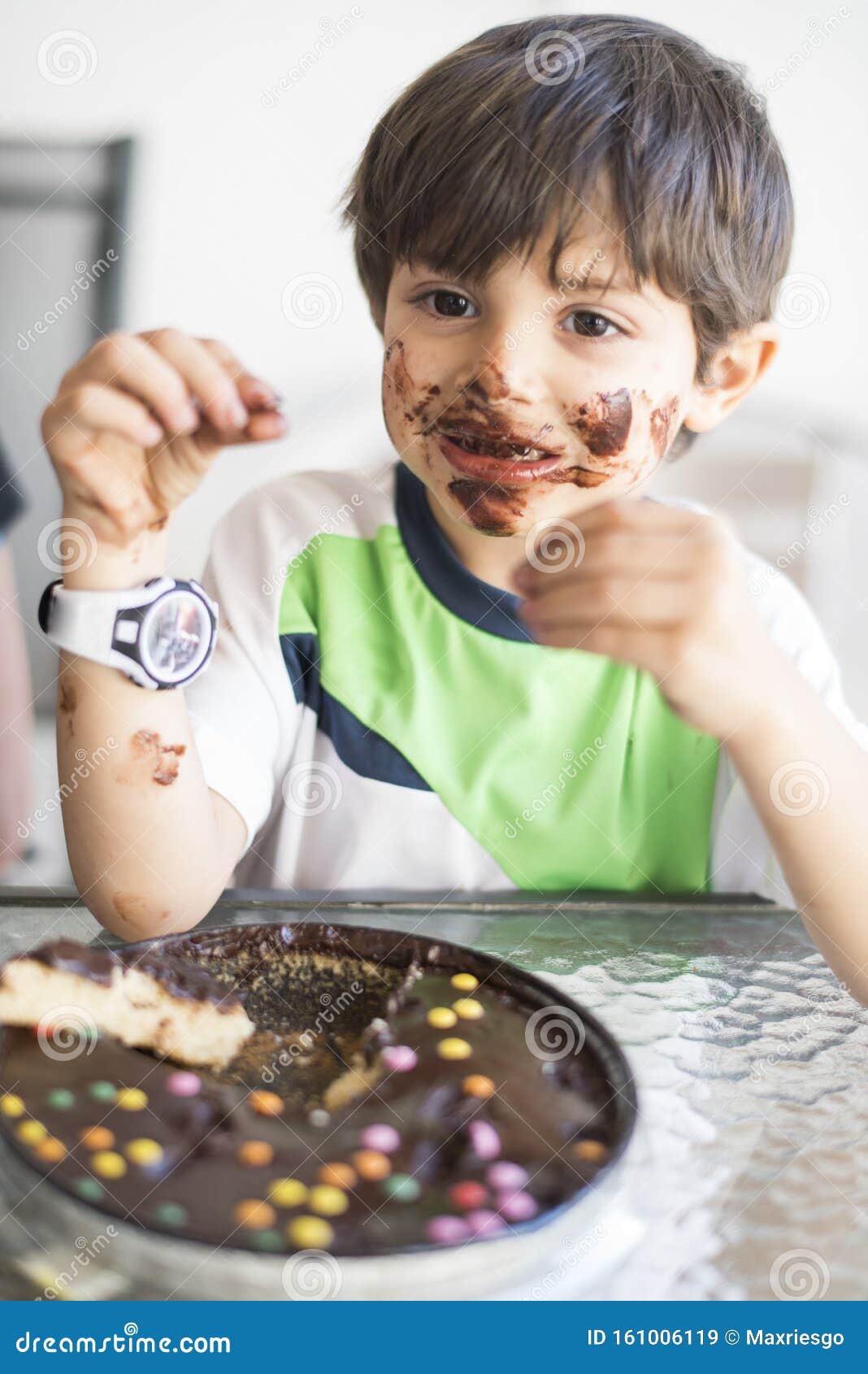 Los Niños Comiendo Chocolate En Casa Imagen de archivo - Imagen de gente,  comer: 161006119