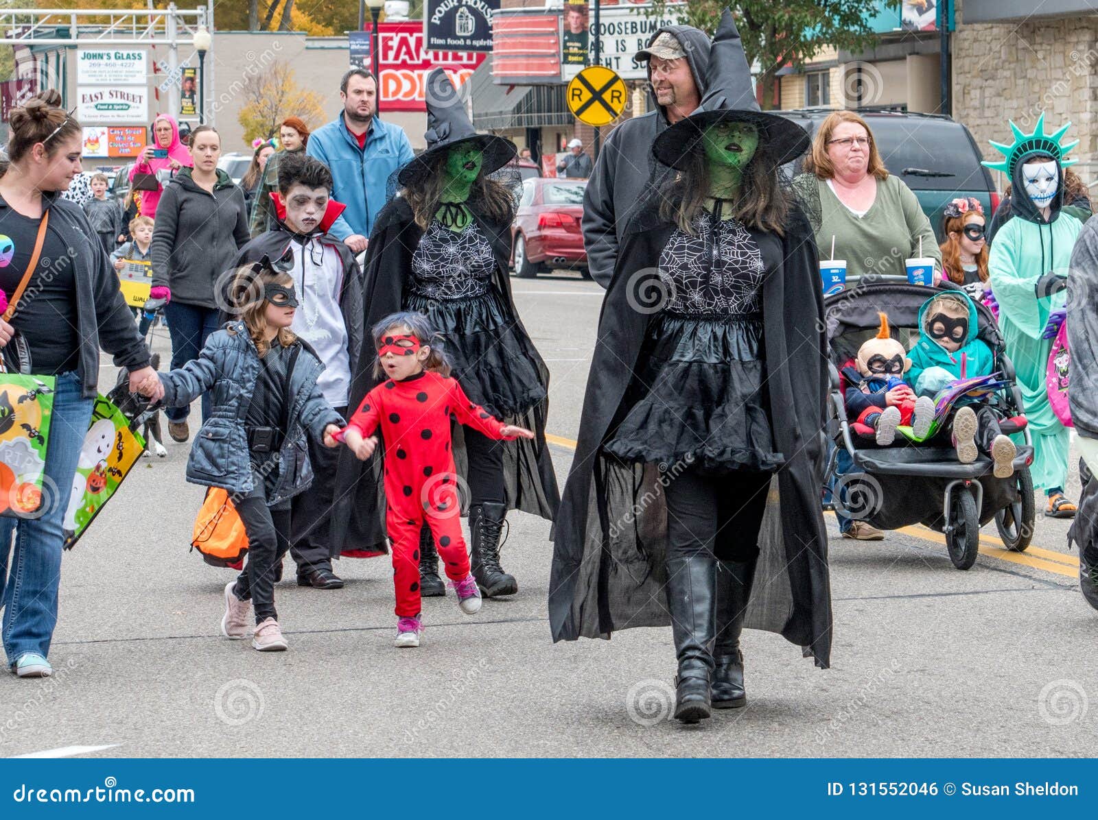 Los Niños En Disfraces De Halloween Están Hacia Fuera En-masa Durante Un Acontecimiento Del Truco O De La Invitación Foto editorial - Imagen de padres, michigan: 131552046 Los Niños En Disfraces De Halloween Están Hacia Fuera En-masa Durante Un Acontecimiento Del Truco O De La Invitación Foto editorial - Imagen de padres, michigan: 131552046