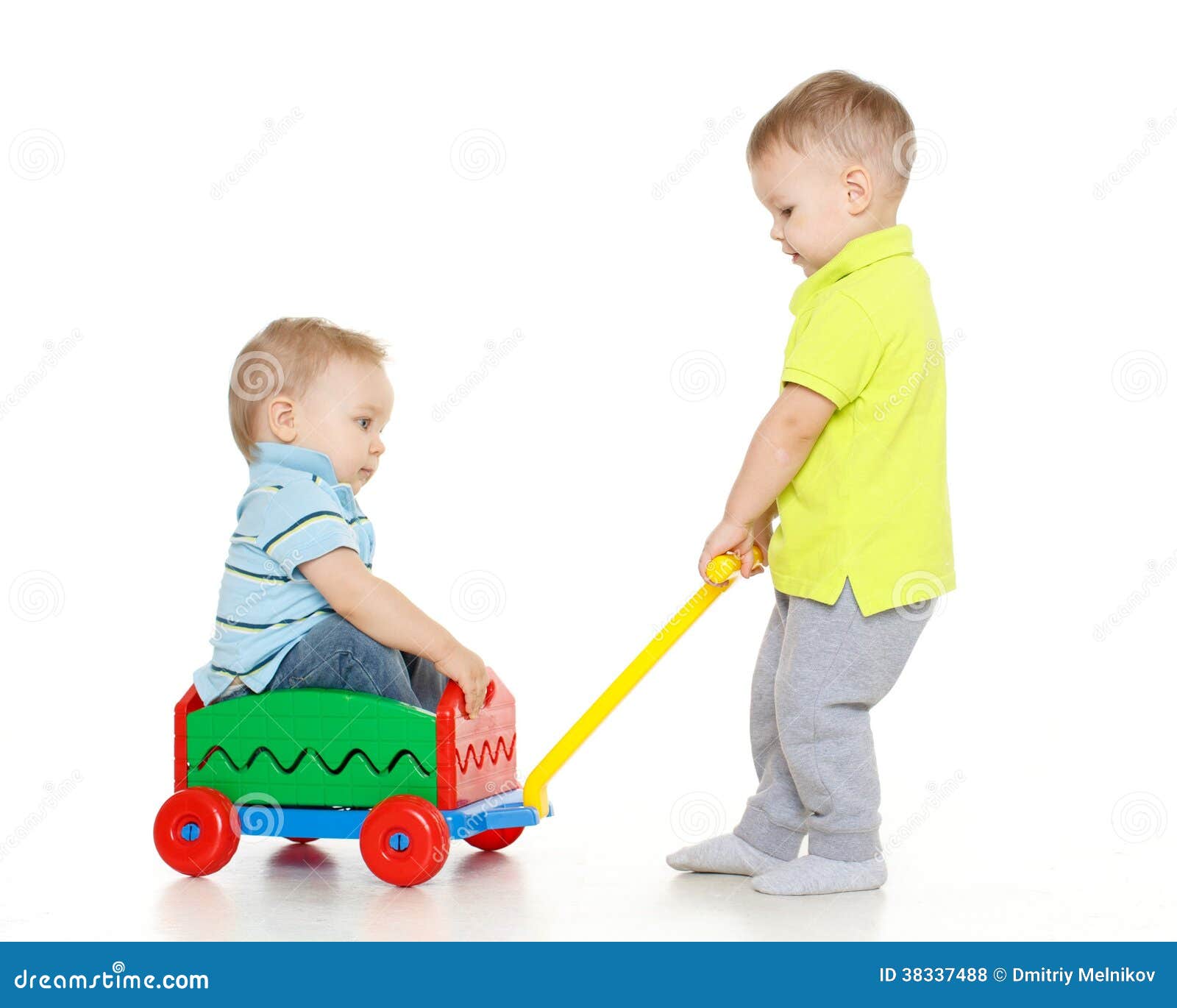 Los Niños Están Jugando Con El Coche Del Juguete. Foto de archivo - Imagen de coche, niños: 38337488
