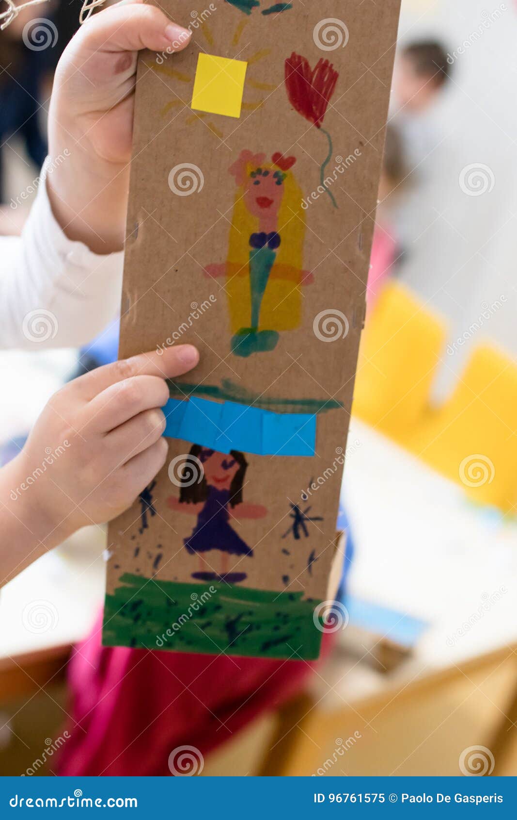 Los Niños Están Mostrando El Dibujo Hecho En La Cartulina Cartulina Imagen  de archivo - Imagen de vapor, coloreado: 96761575