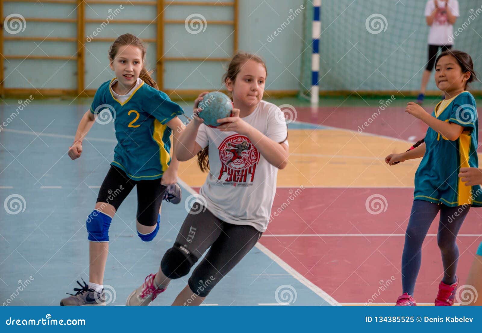 Los Niños Juegan Al Balonmano Interior Deportes Y Actividad Física ...