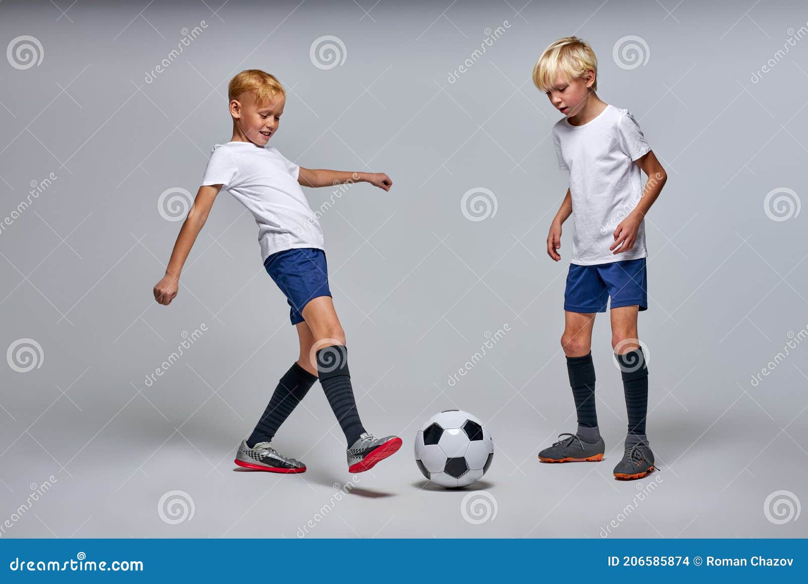Los Niños Juegan Al Fútbol Aislado En El Estudio Foto de archivo - Imagen de juego: 206585874