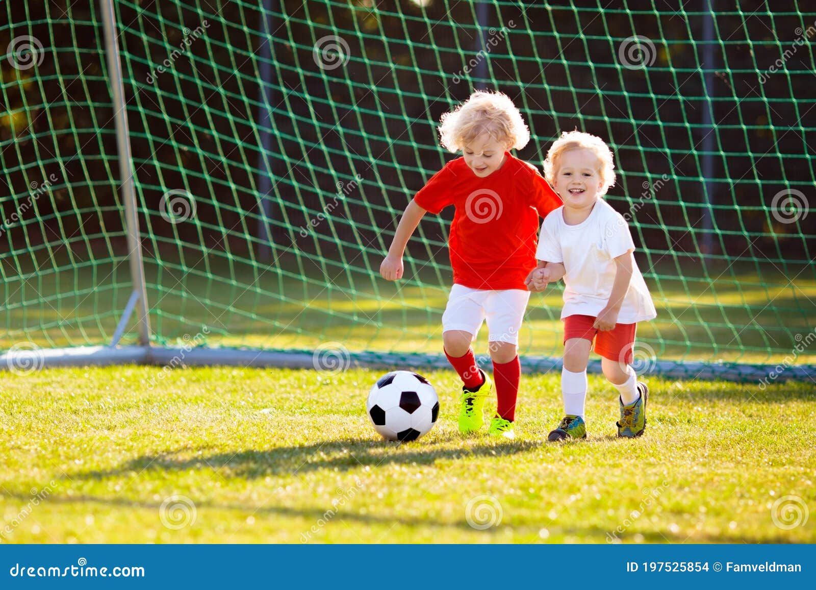Niños jugando fútbol en la juventud organizada juego: fotografía