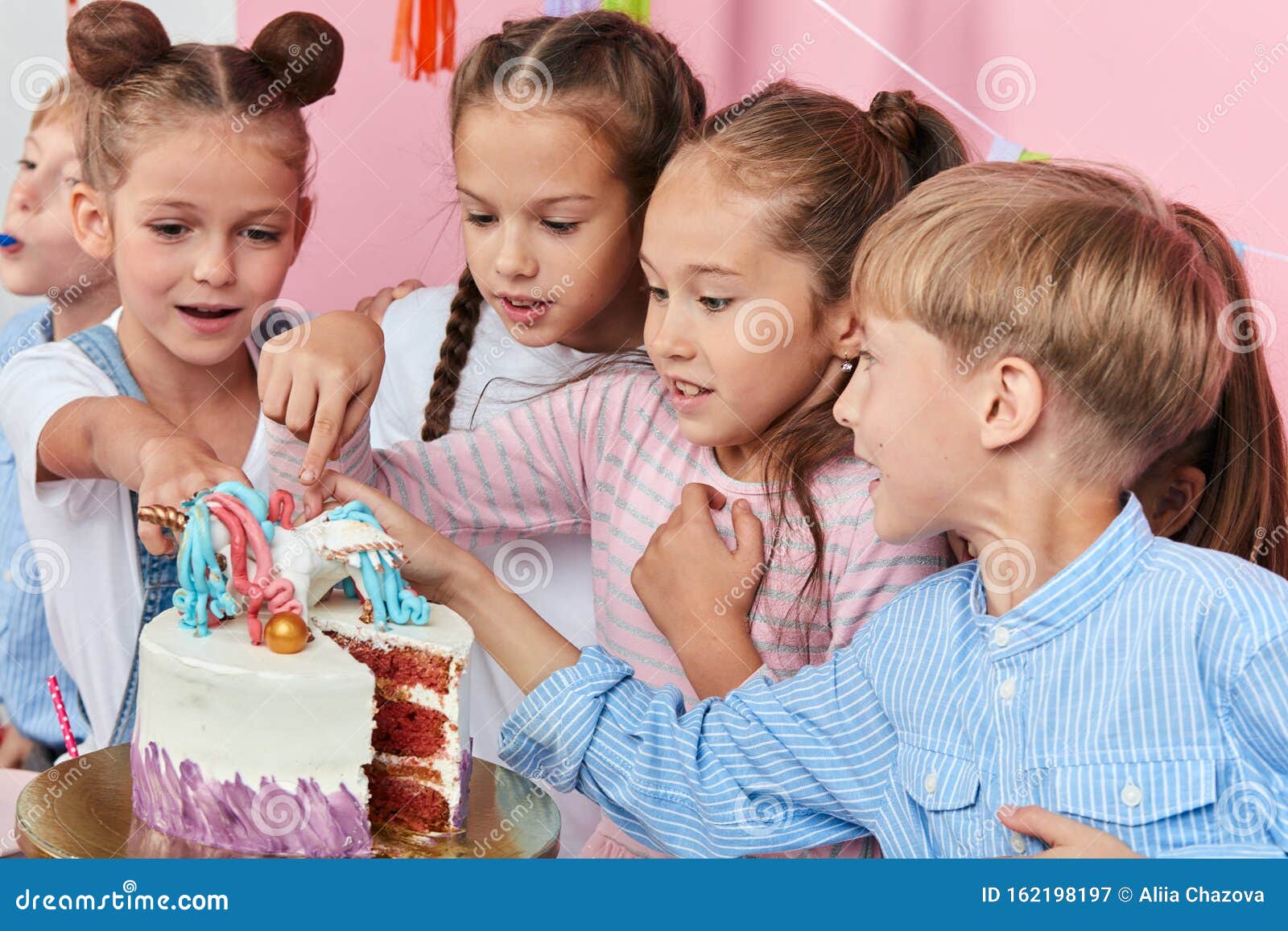 Los Niños Pequeños Adorables Comiendo Pastel Con Dedos Imagen de archivo -  Imagen de fondo, decorativo: 162198197