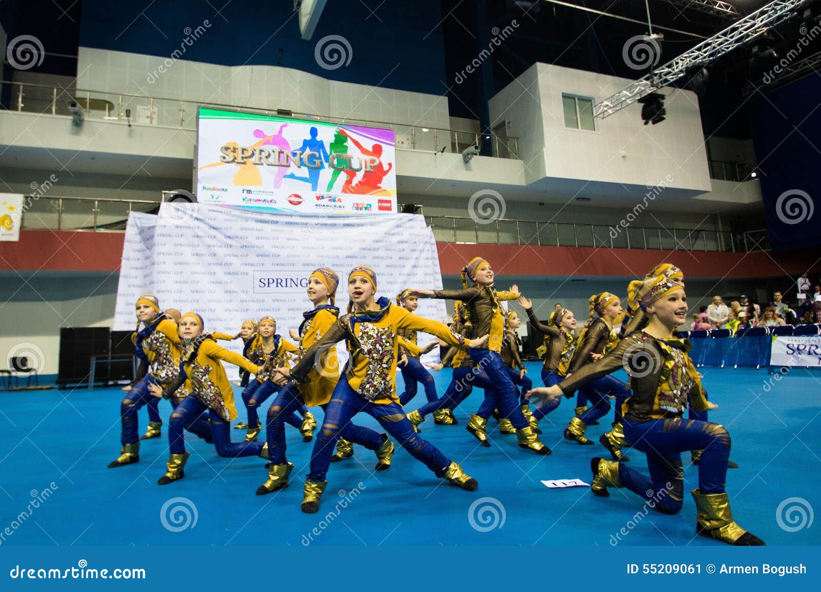 Los niños compiten en la competencia internacional de la danza de SpringCup. MINSK - 2 DE MAYO: Los niños no identificados compiten en la competencia internacional de la danza de SpringCup, el 2 de mayo de 2015, en Minsk, Bielorrusia