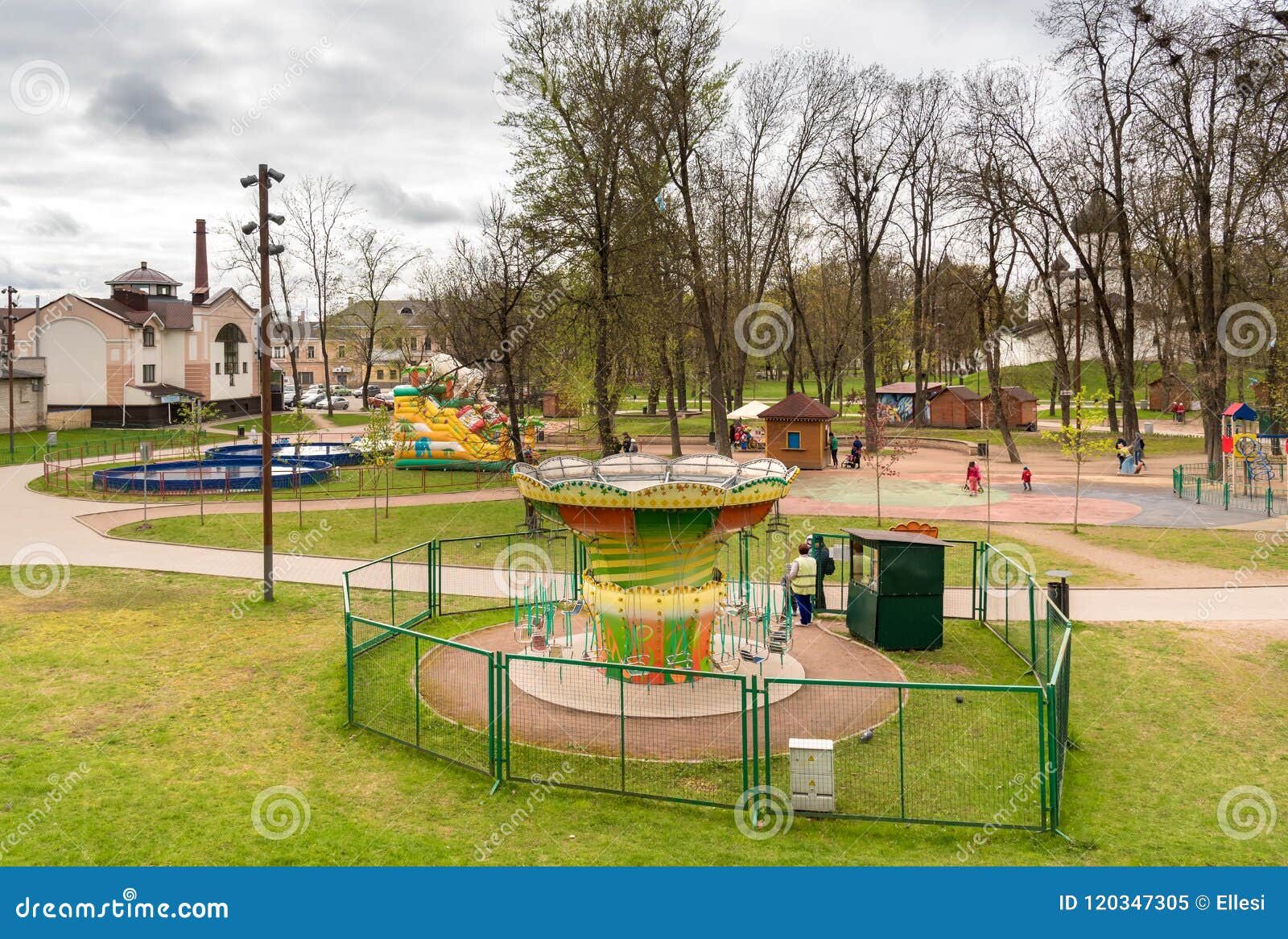 Pskov, Federación Rusa - 5 de mayo de 2018: Los niños se están divirtiendo en el parque de los niños en el centro de Pskov, Rusia