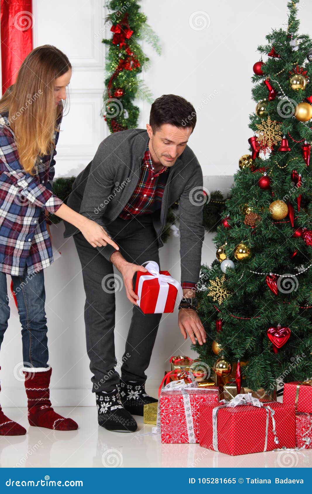 Compras navideñas en línea escena de año nuevo con árbol y regalos feliz  hombre de santa