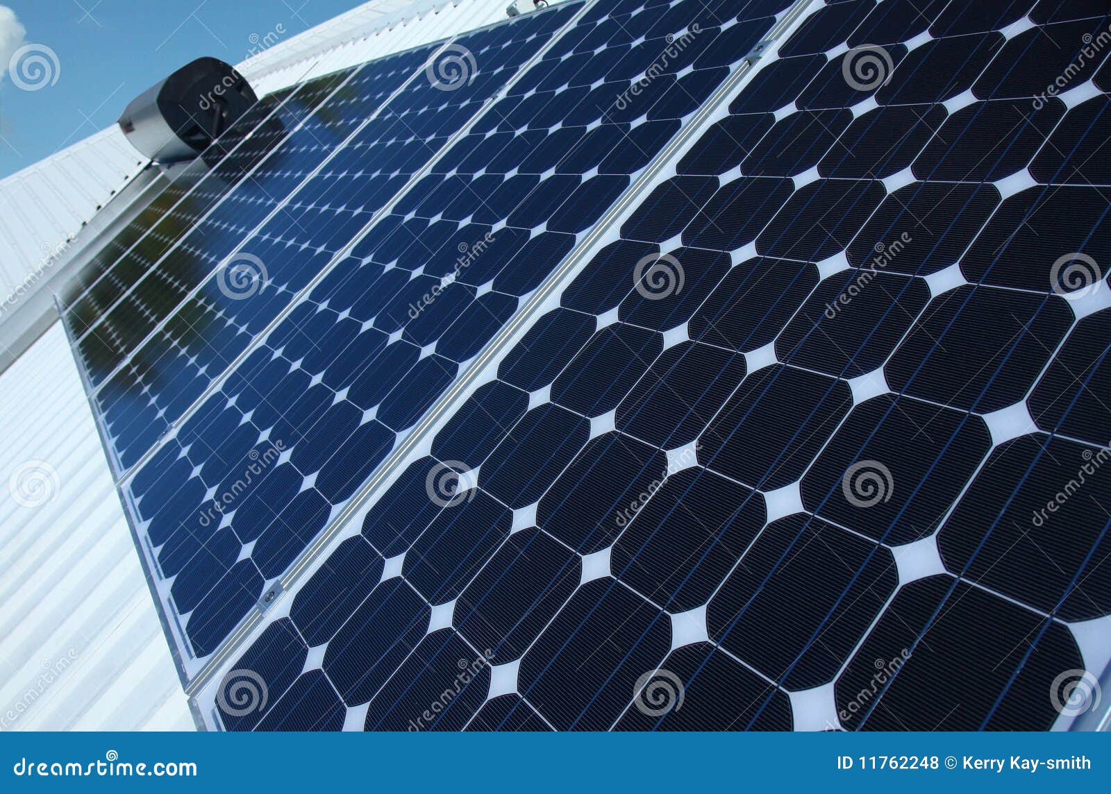 Foto de los paneles solares azules en una azotea