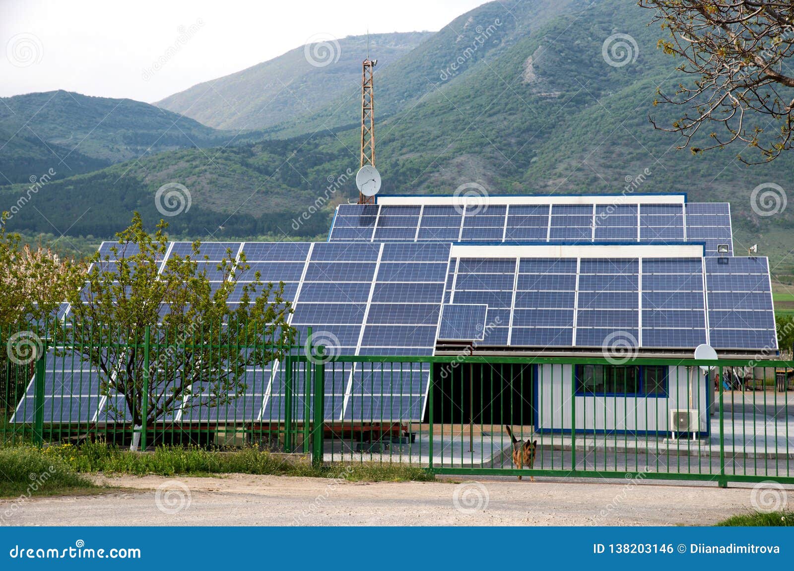 Los paneles solares, photovoltaics sobre el tejado de un edificio industrial - fuente alternativa de la electricidad Concepto de recursos sostenibles