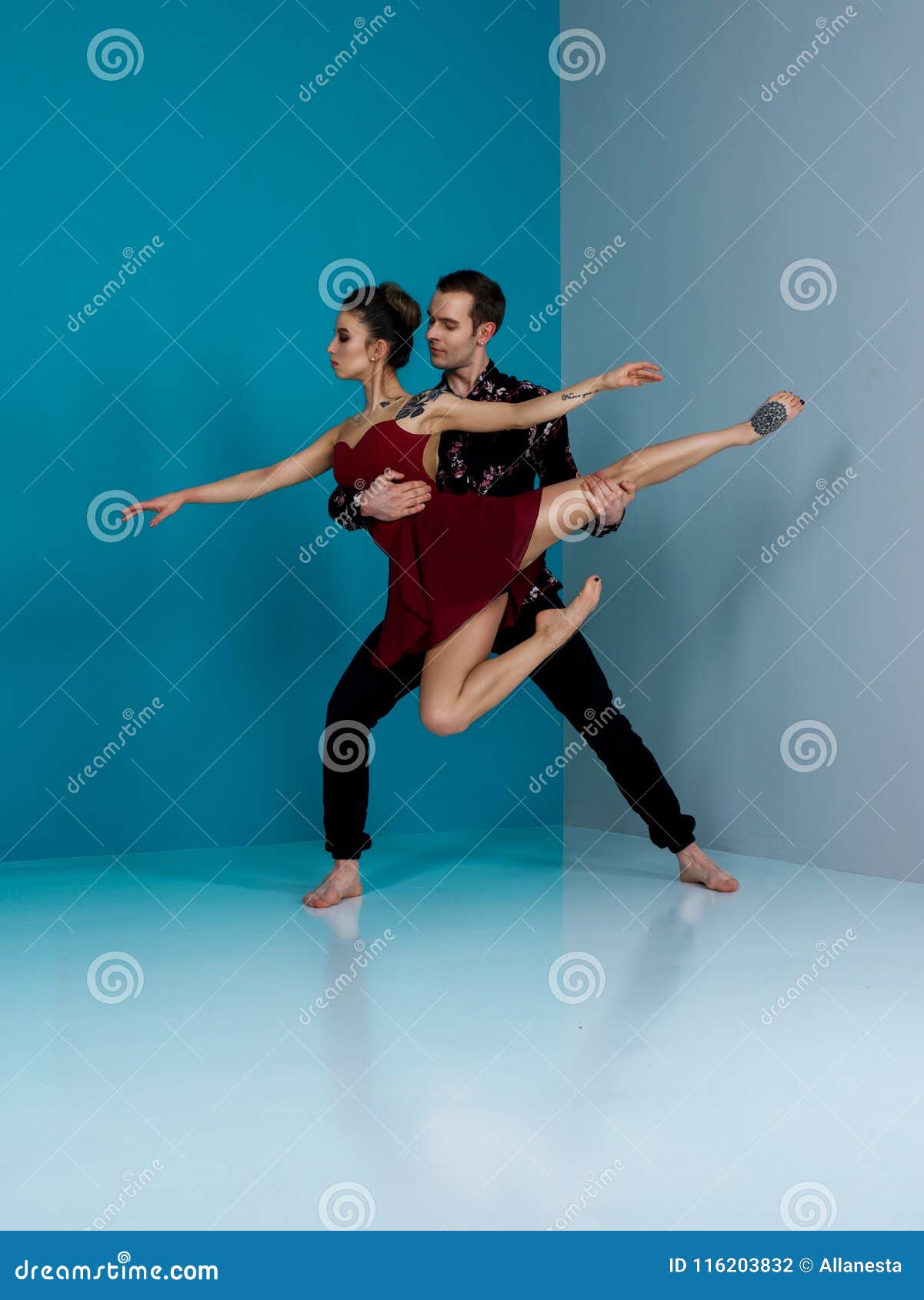 Los Pares Del Bailarín De Ballet Moderno En Pantalones Negros Se Ennegrecen En El Elemento De La Danza Del Interpretativa De Foto de - Imagen de dueto, arte: 116203832